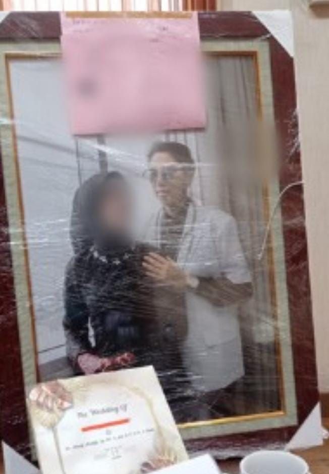 阿拉非與女子的結婚照。(翻自《Detik》)
