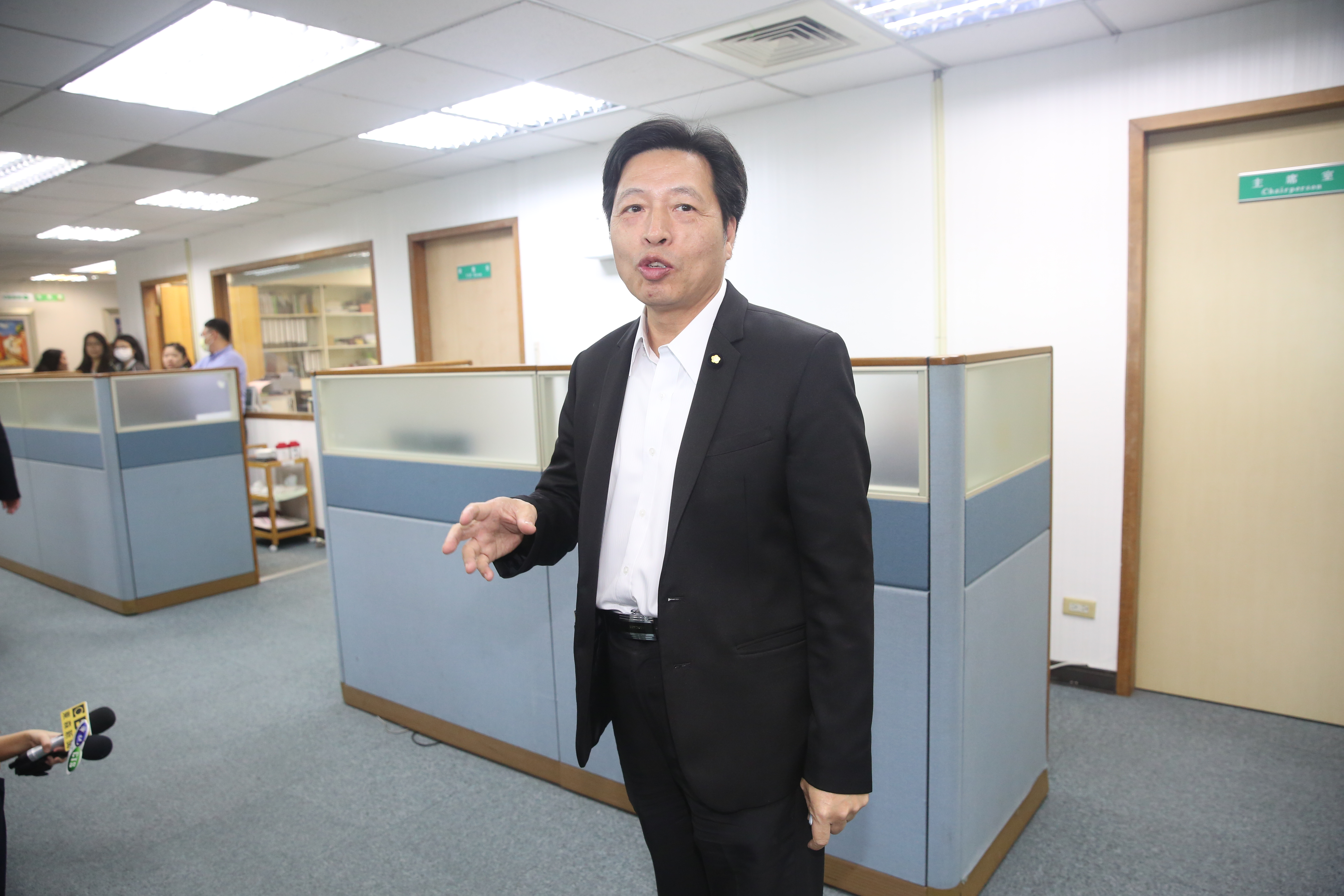 前立委鄭寶清有意參選桃園市長，昨到民進黨中央黨部接收徵詢。（本刊資料照）