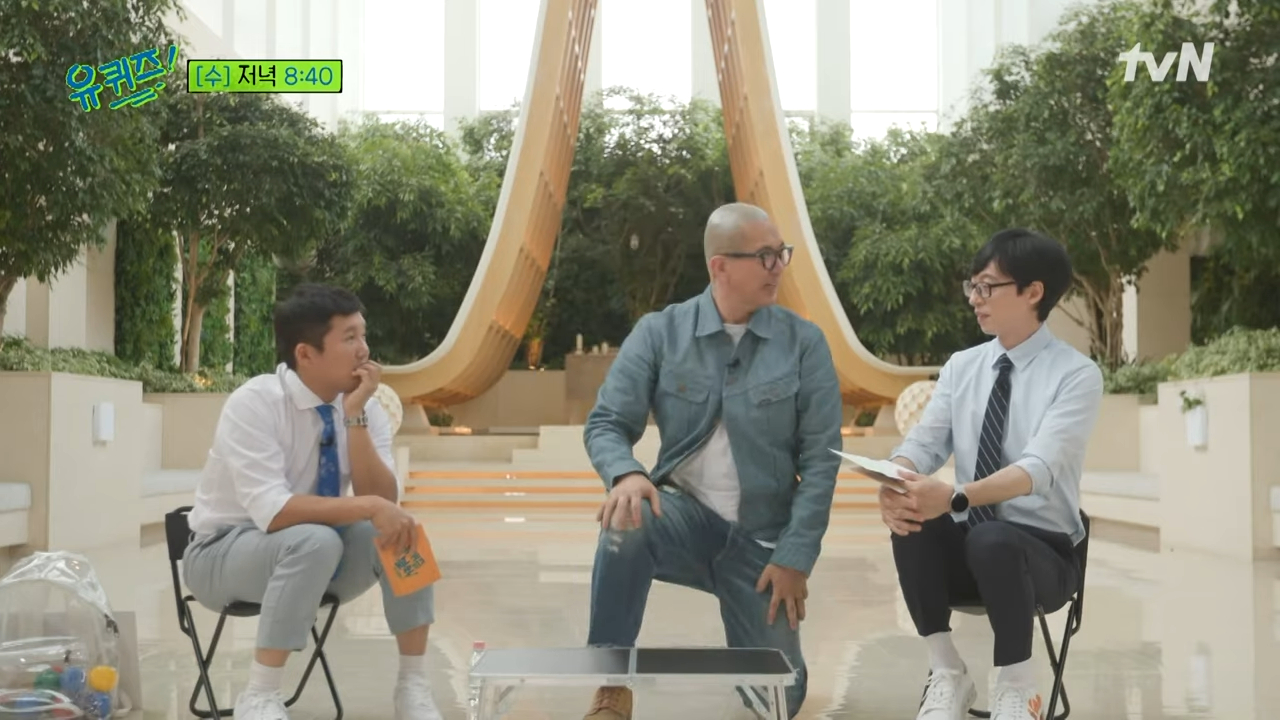 具俊曄（中）上劉在錫（右）節目《劉QUIZ ON THE BLOCK》作客公開求婚細節。（翻攝自tvN）  