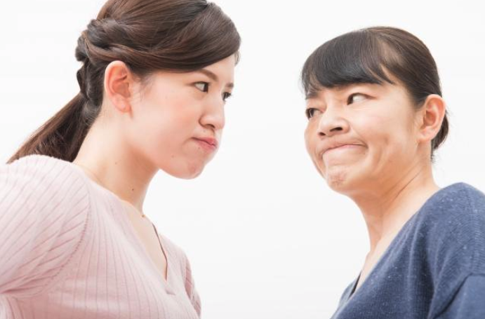 一名女網友發文列舉婆婆3大刁難事件,全都靠公公神回一句化解才順利度過難關。(示意圖,Pakutaso)