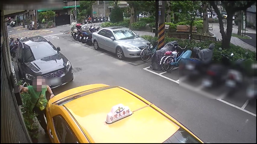 陳婦隨機至民眾住處信箱竊取股東會通知信。（翻攝畫面）