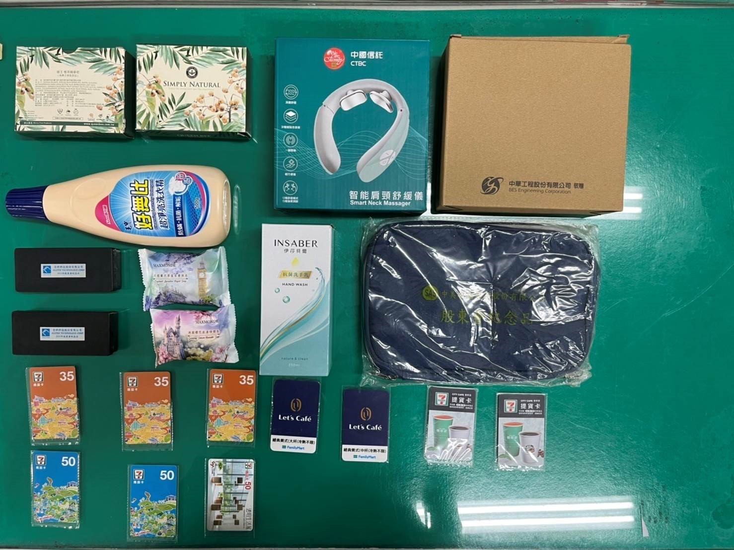 警方查扣陳婦已兌換的股東會紀念品贓物。（翻攝畫面）