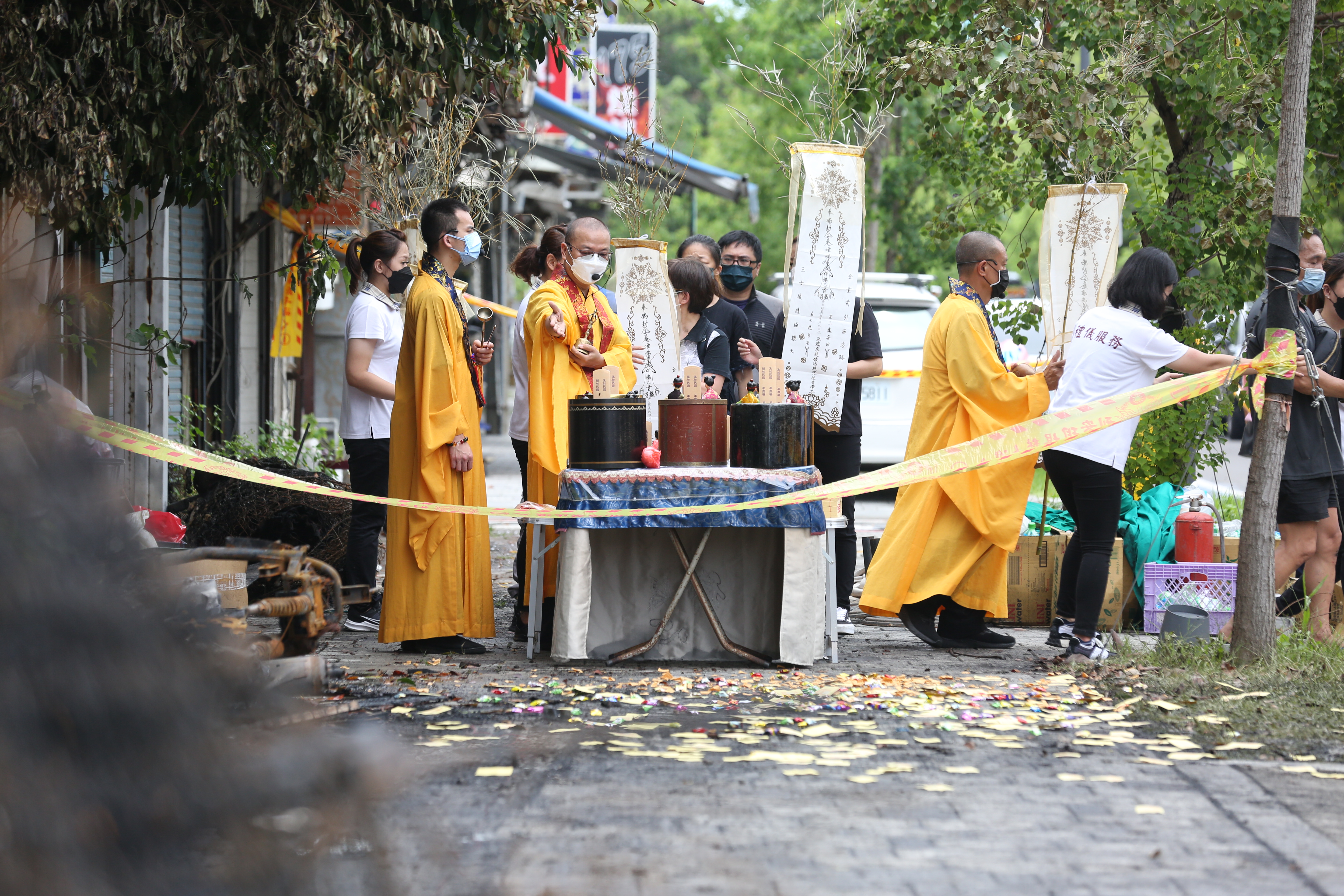 輪胎行老闆的二兒子因不討錢未果遭父母訓斥，憤而潑灑汽油縱火釀8死。