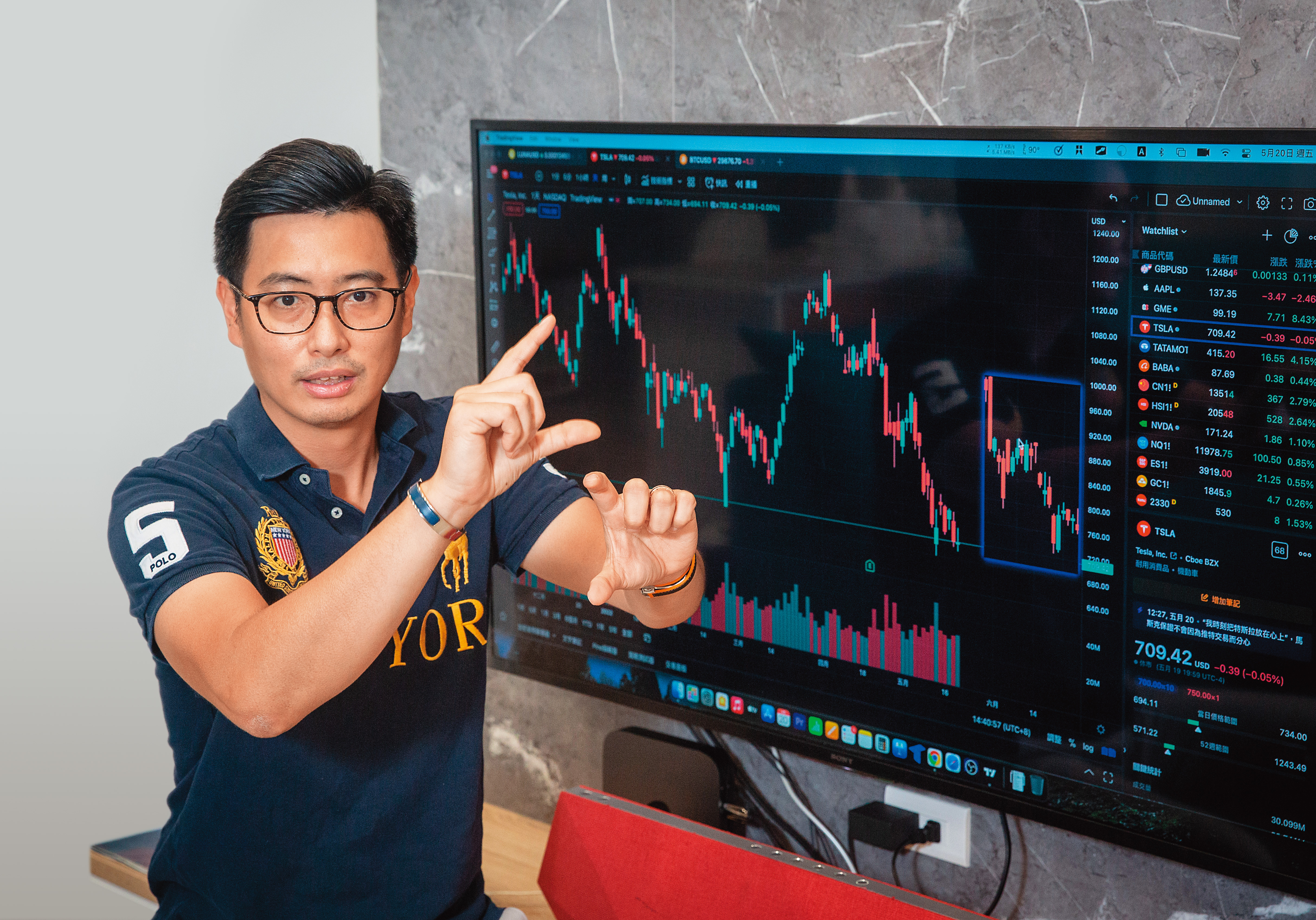 老余善於自裸K線圖中，觀察「破底翻」型態找買點，並計算等距漲幅目標價出場。