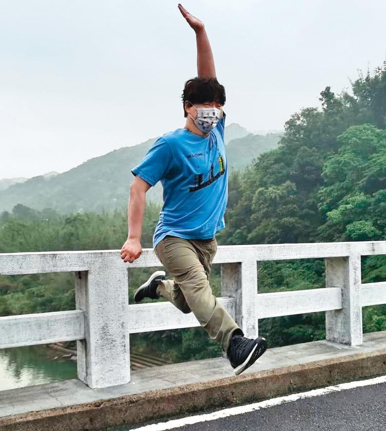 蕭煌奇出遊時，不忘來個「 瑪莉兄弟跳」，展現他良好的運動細胞。（翻攝自蕭煌奇臉書）