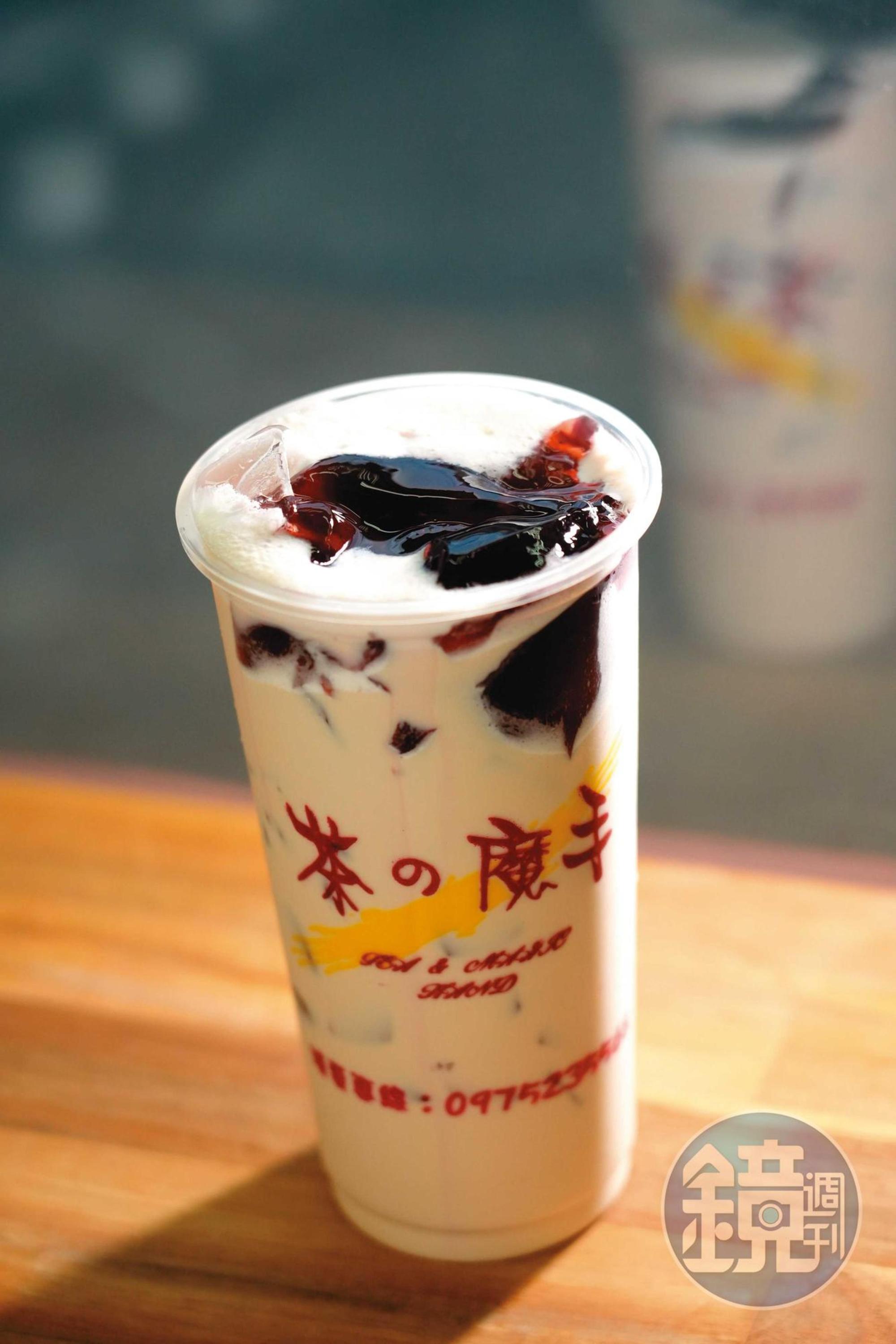藍莓凍奶是茶の魔手招牌飲品之一,還吃得到藍莓果肉。(45元/大杯)