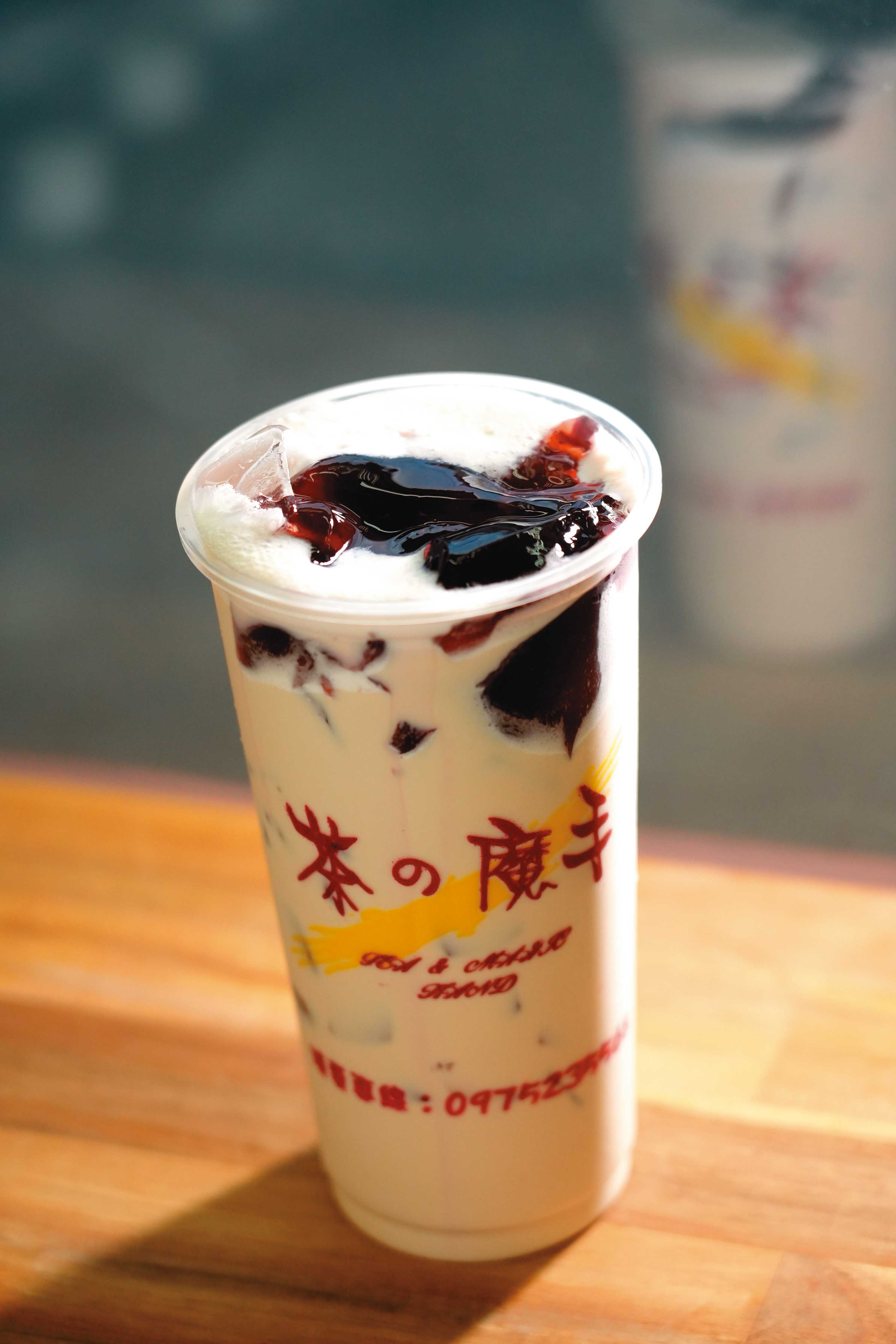 藍莓凍奶是茶の魔手招牌飲品之一，還吃得到藍莓果肉。（45元／大杯）