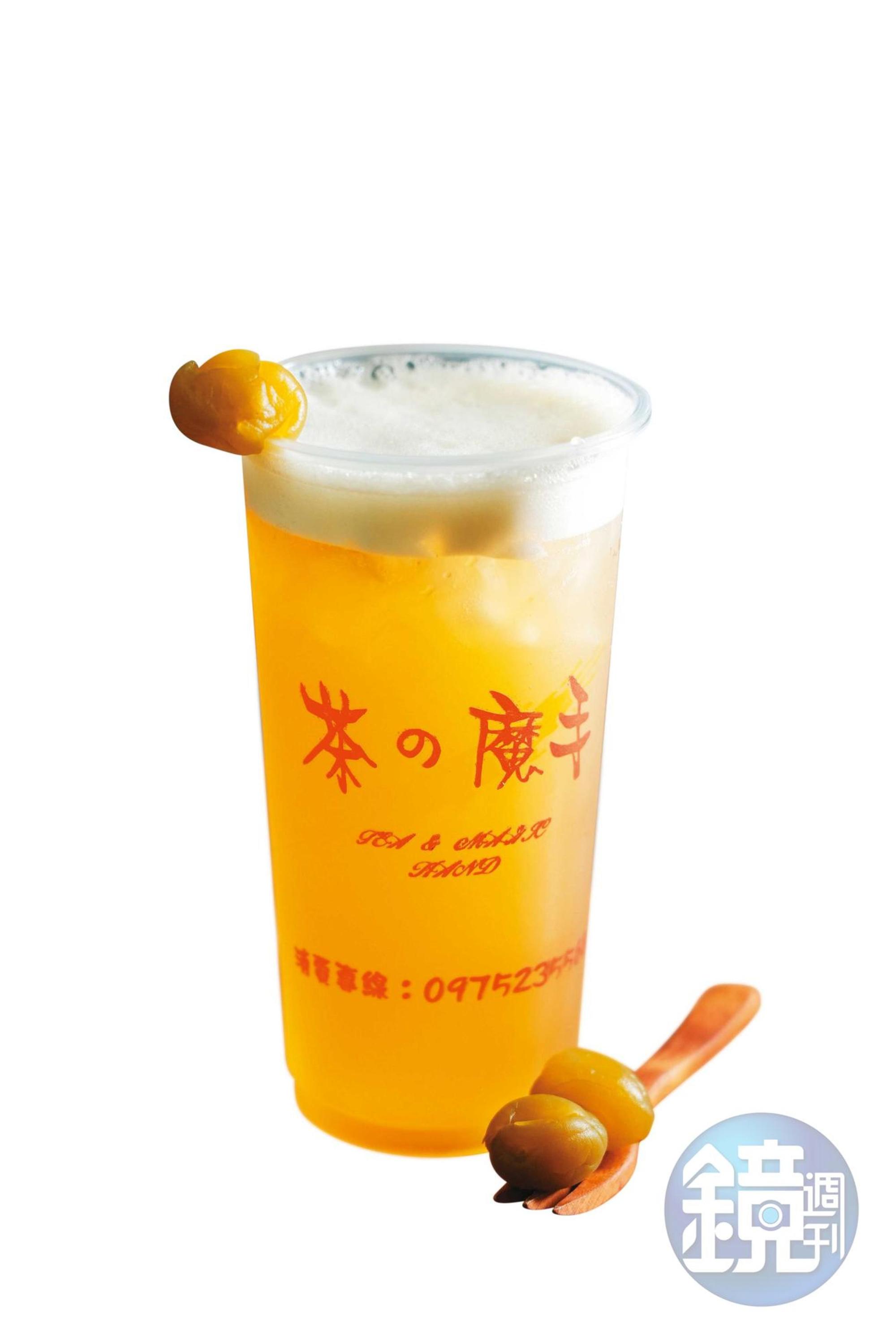 招牌青梅青茶加入熬合南投埔里與台南梅嶺的梅汁,風味濃厚甘甜。(35元/大杯)
