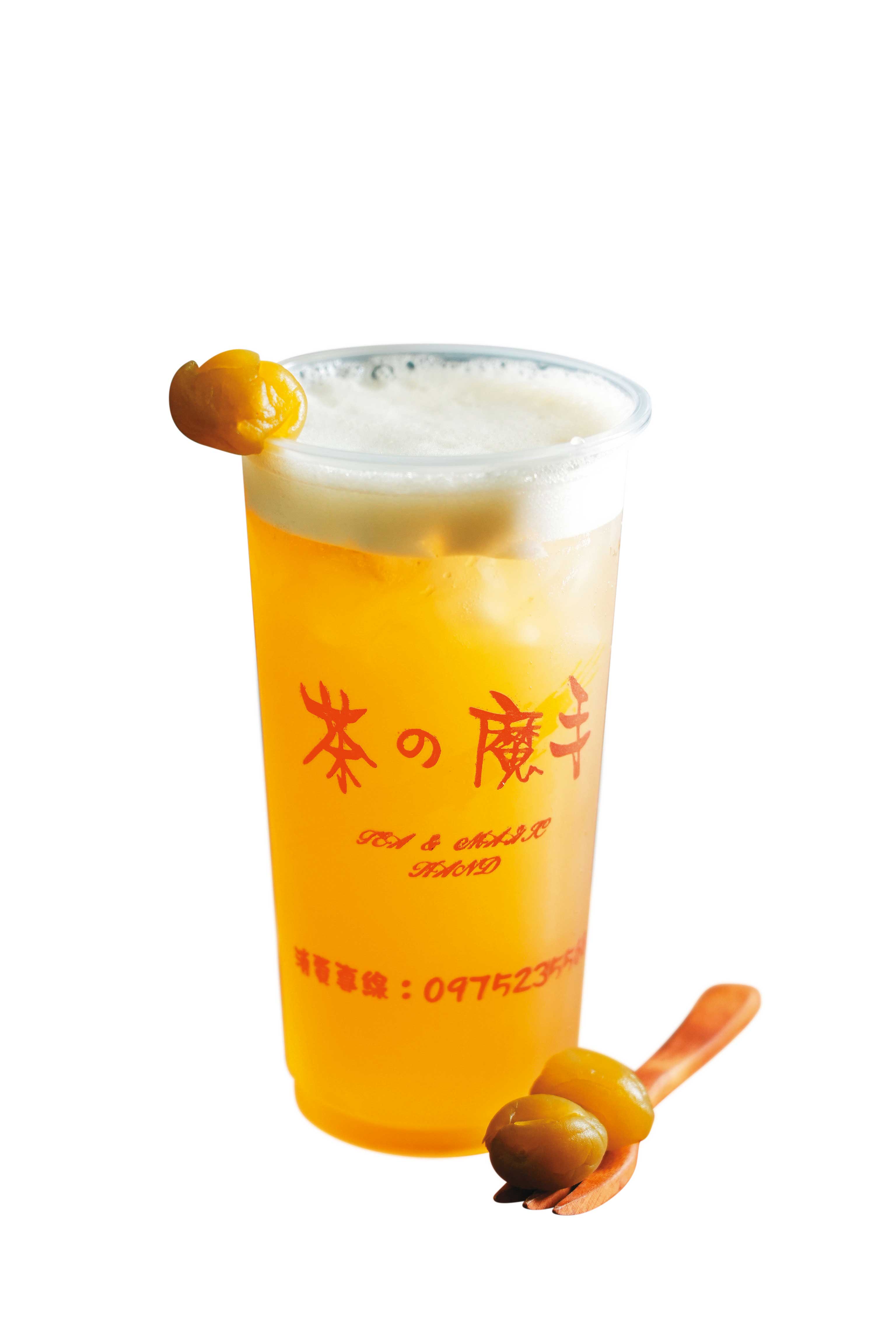 招牌青梅青茶加入熬合南投埔里與台南梅嶺的梅汁，風味濃厚甘甜。（35元／大杯）