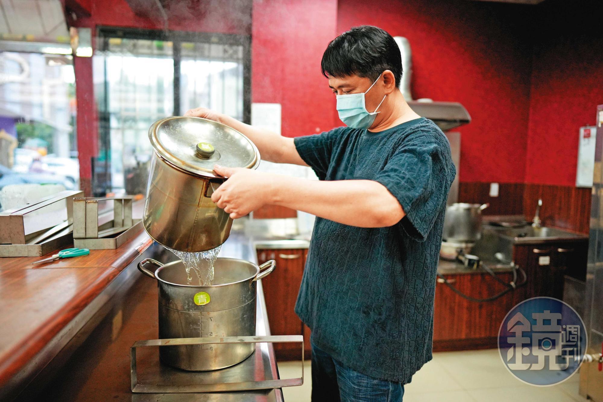 王賢明說,茶泡好後,濾茶滴乾的動作很重要,因為殘留在茶葉上的茶水最豐厚,味道才會濃。