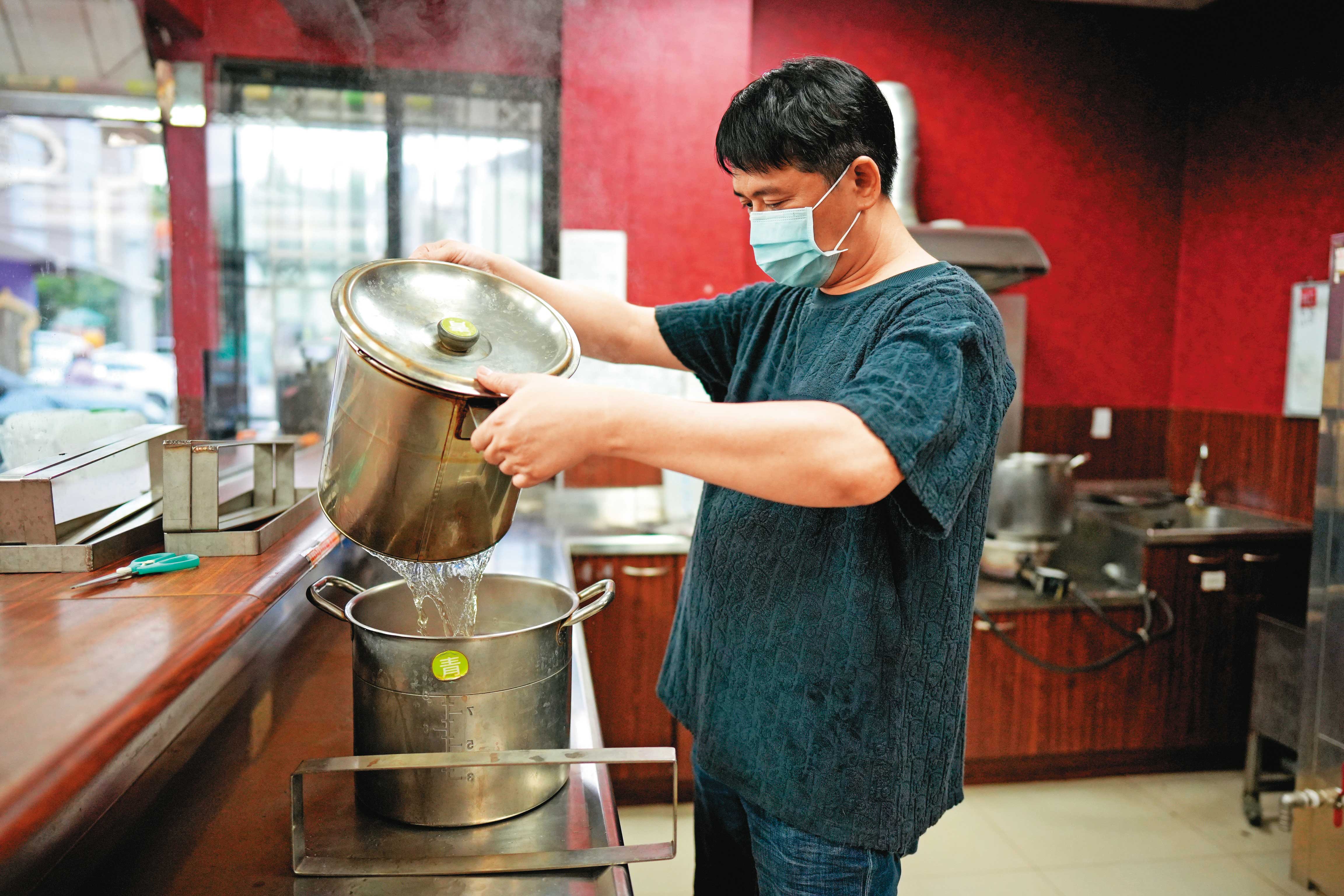 王賢明說，茶泡好後，濾茶滴乾的動作很重要，因為殘留在茶葉上的茶水最豐厚，味道才會濃。