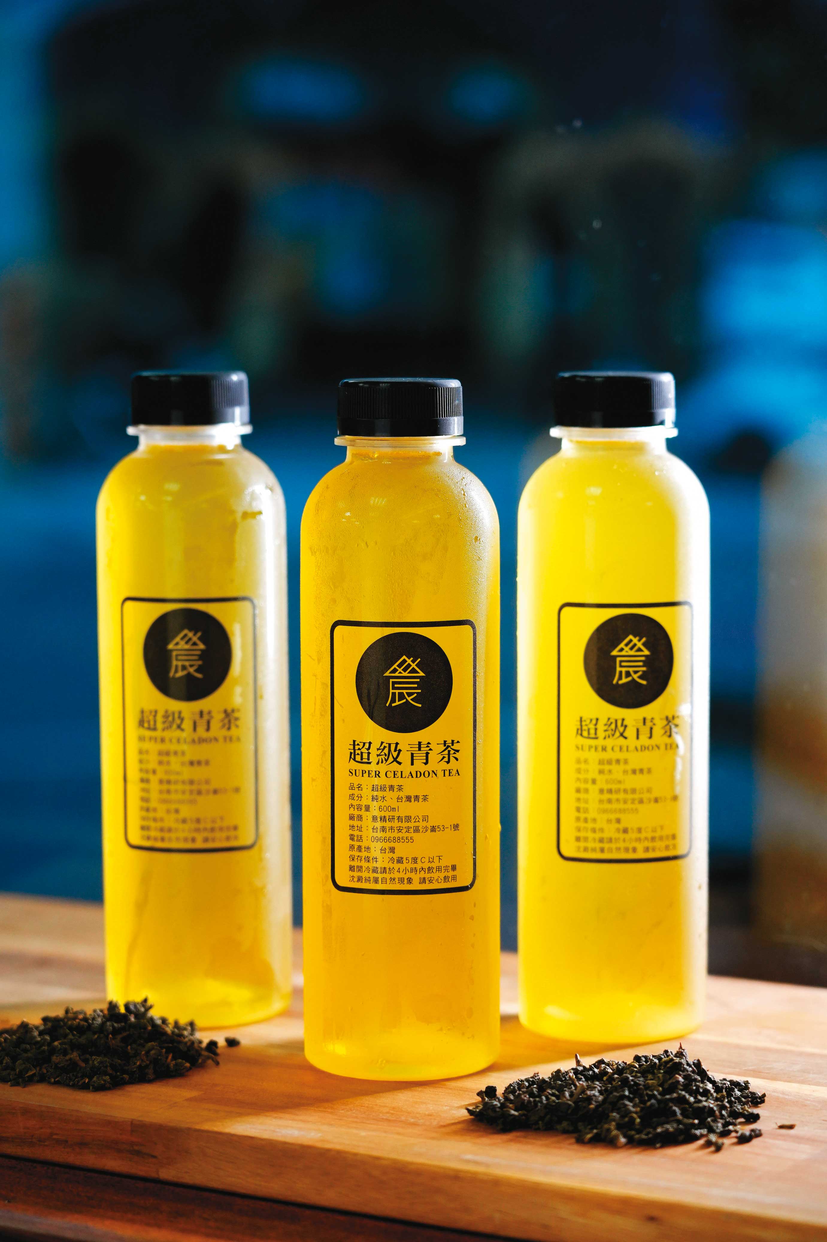 30年前茶の魔手首賣青茶，引領潮流，現在更以真空壓力萃取方式推出升級版，冷藏可放4個月。（超級青茶，35元／罐）