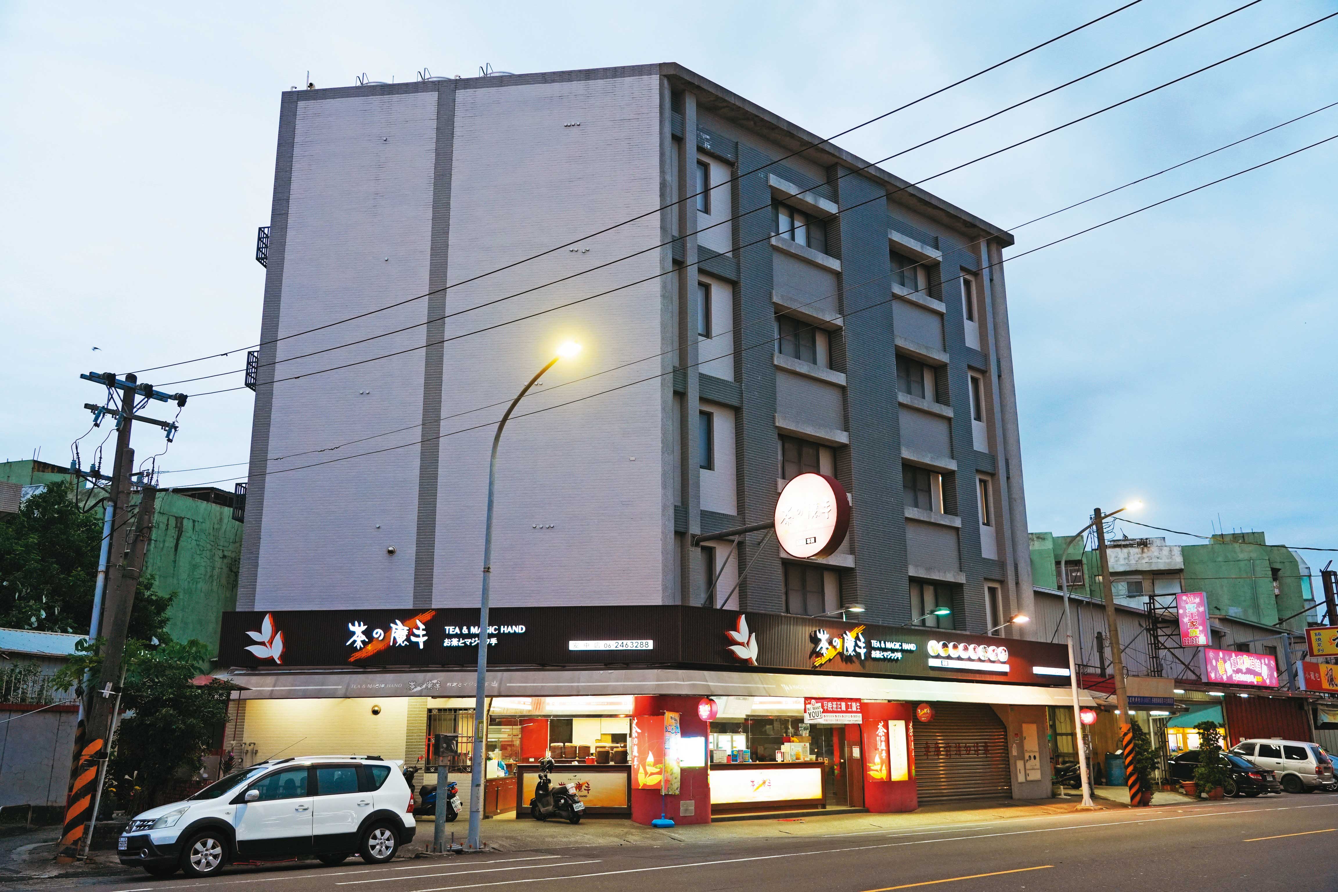 茶の魔手台南安中店是王賢明的起家店，賺錢後他買下整棟樓，作為員工運動與上課中心。