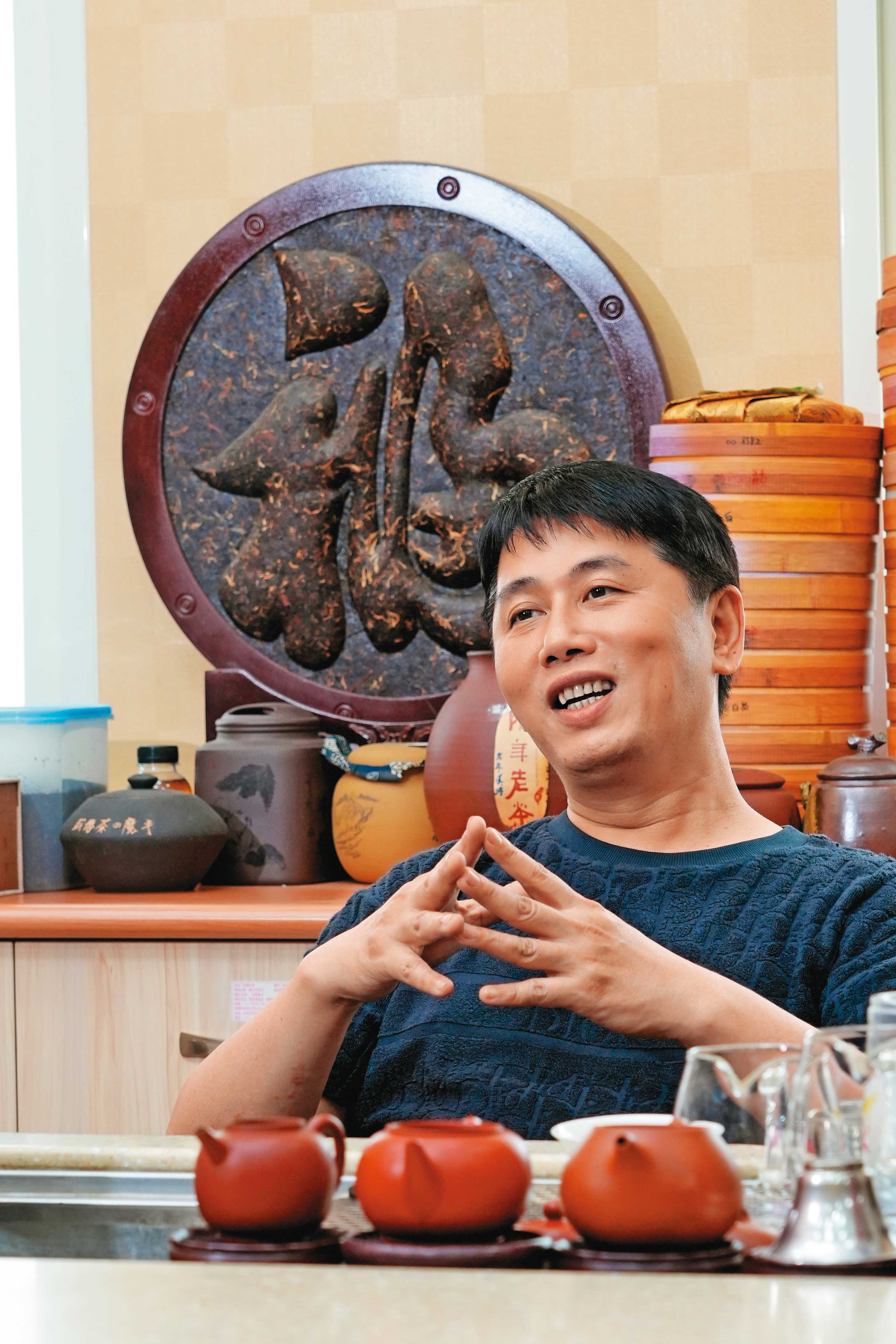 王賢明人如其店，愛茶成魔，連辦公室都堆滿茶具。