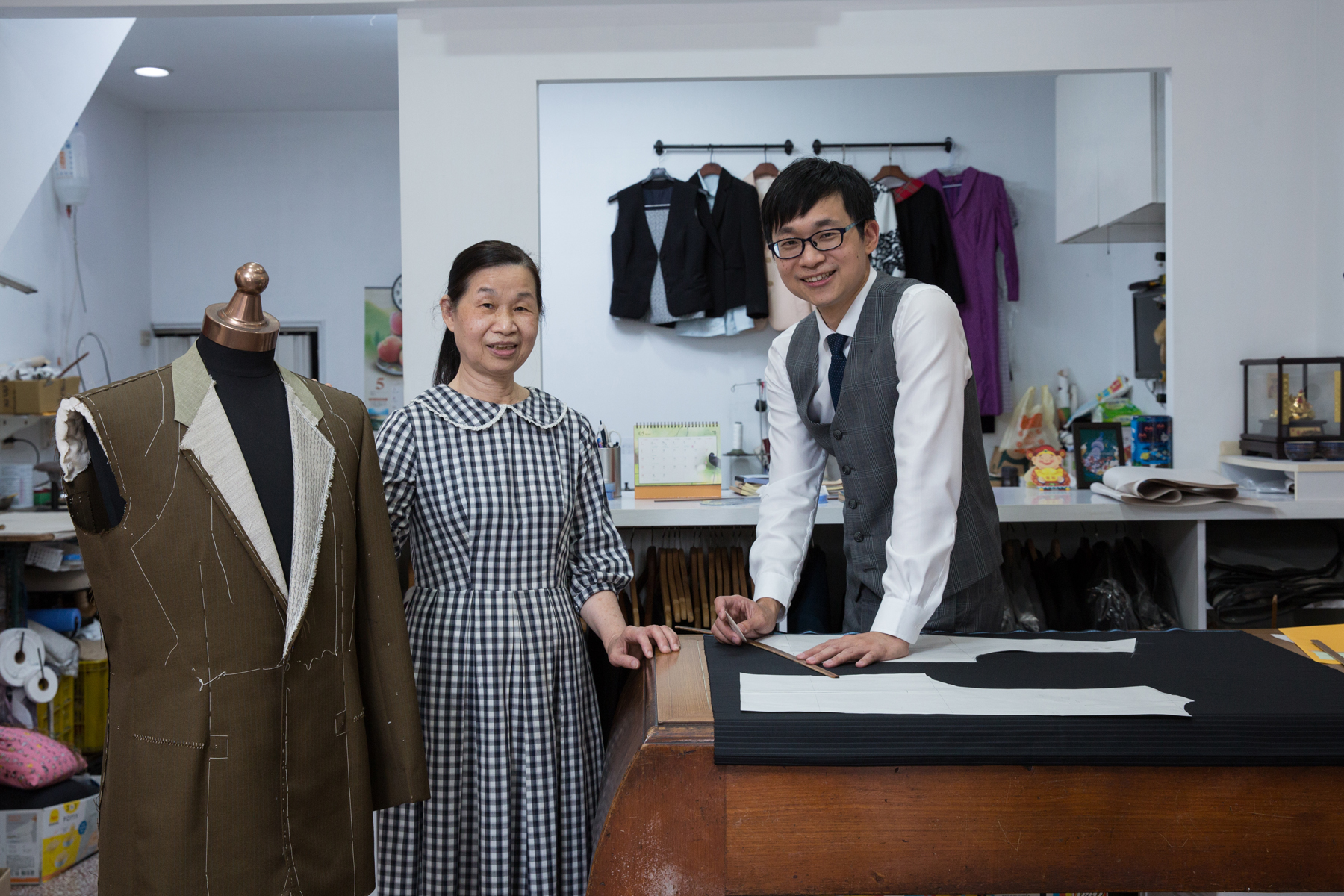 呂紹白（右）在父親過世後，與母親陳月霞（左）一起經營家裡西服老店。