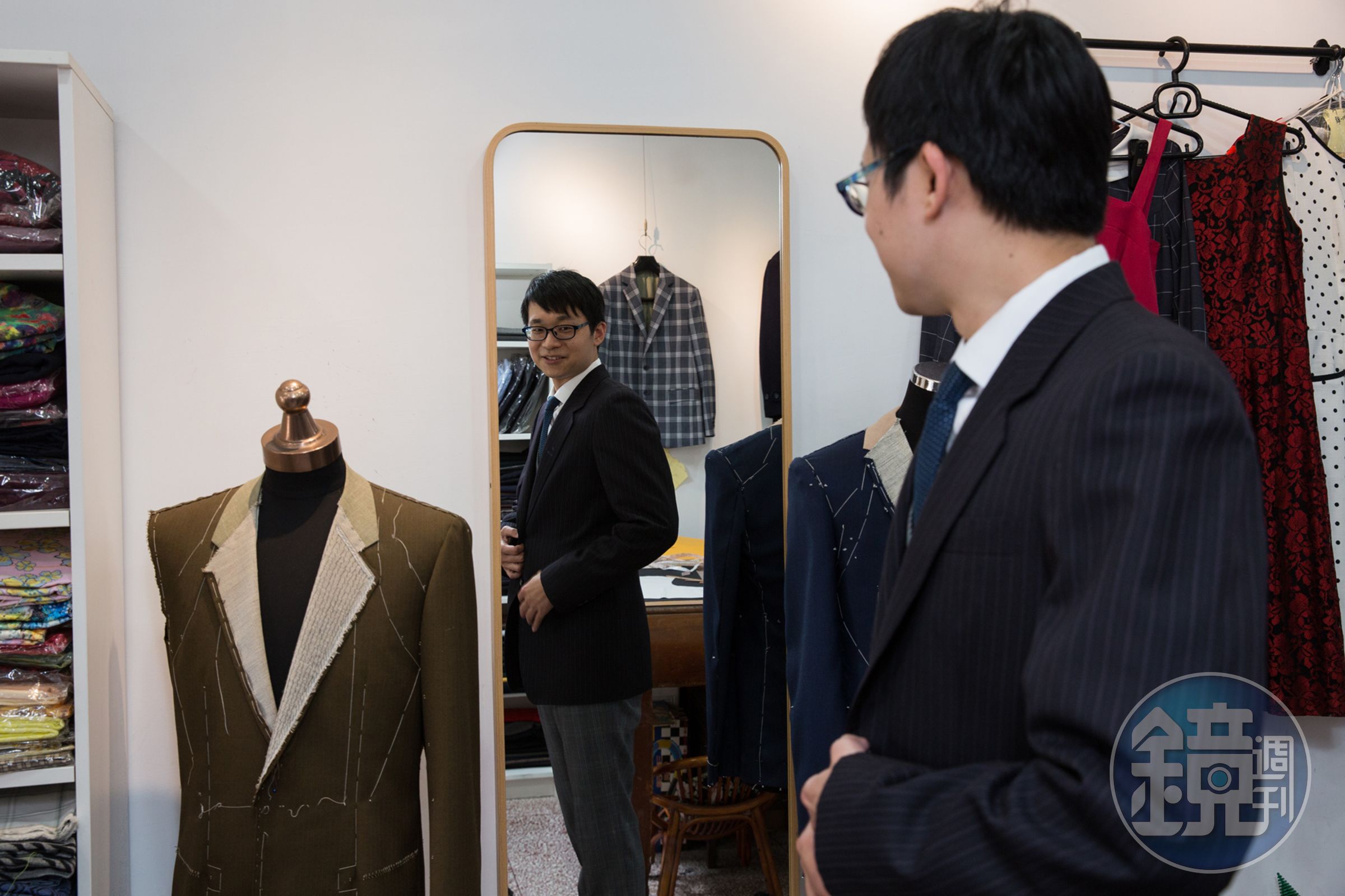 呂紹白退伍後父親親手做了一套西服送他，現在他仍掛在店裡留作紀念。