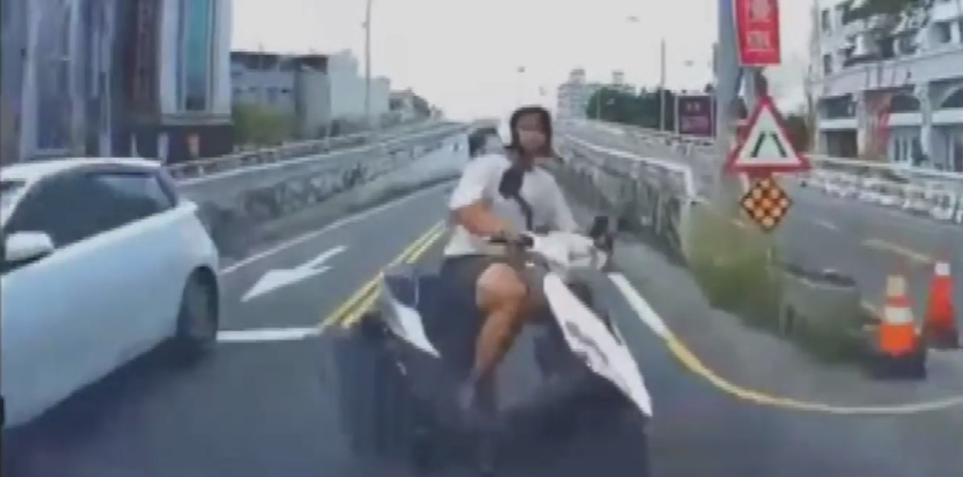 一名騎士疑似不滿前車太慢，跨越雙黃線逆向，結果噴飛「轉體一圈」。（翻攝臉書社團「爆料公社」）