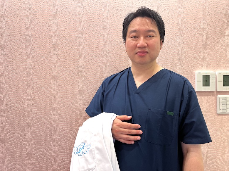 院長是湯川讓治,也是該診所的主要醫師。(翻自《Akibaru》)