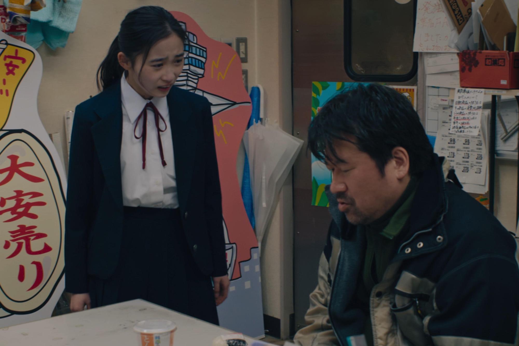 佐藤二朗(右)和伊東蒼在《尋人啟弒》飾演父女,他靠著打零工來養家餬口。(光年映畫提供)