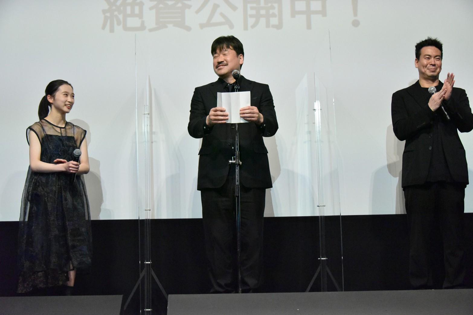 《尋人啟弒》導演片山慎三(右起)與男主角佐藤二朗都對伊東蒼的純熟演技讚譽有加。(光年映畫提供)