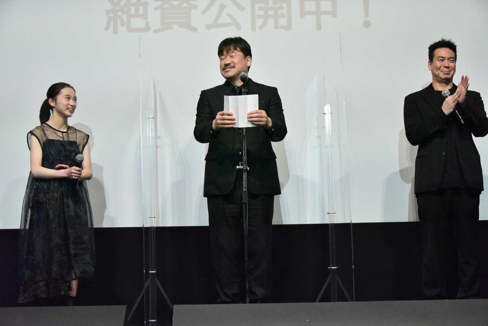 《尋人啟弒》導演片山慎三（右起）與男主角佐藤二朗都對伊東蒼的純熟演技讚譽有加。（光年映畫提供）