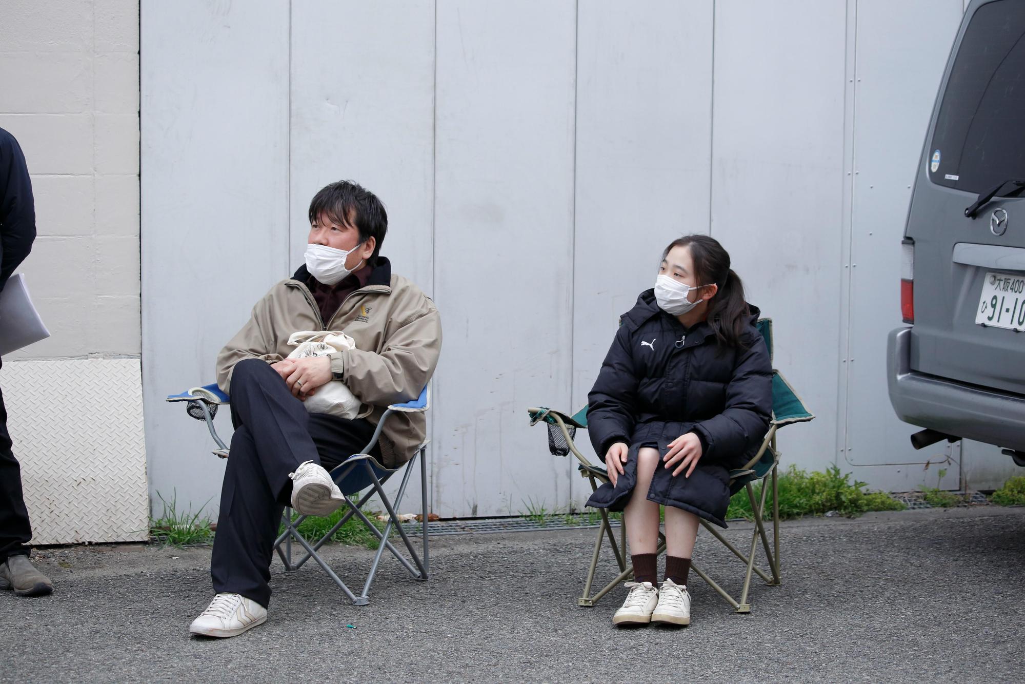 佐藤二朗(左)與伊東蒼戲外互動也像父女,伊東透露佐藤平常也會關心她的課業。(光年映畫提供)