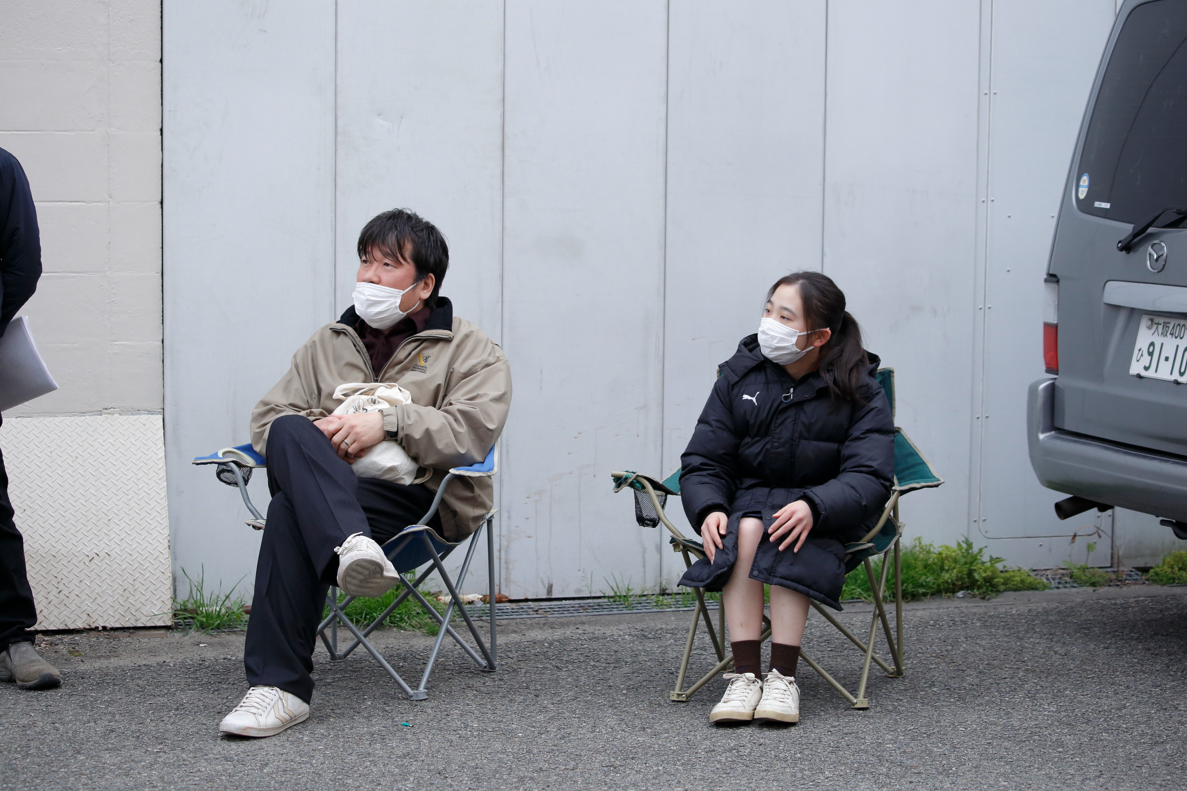 佐藤二朗（左）與伊東蒼戲外互動也像父女，伊東透露佐藤平常也會關心她的課業。（光年映畫提供）