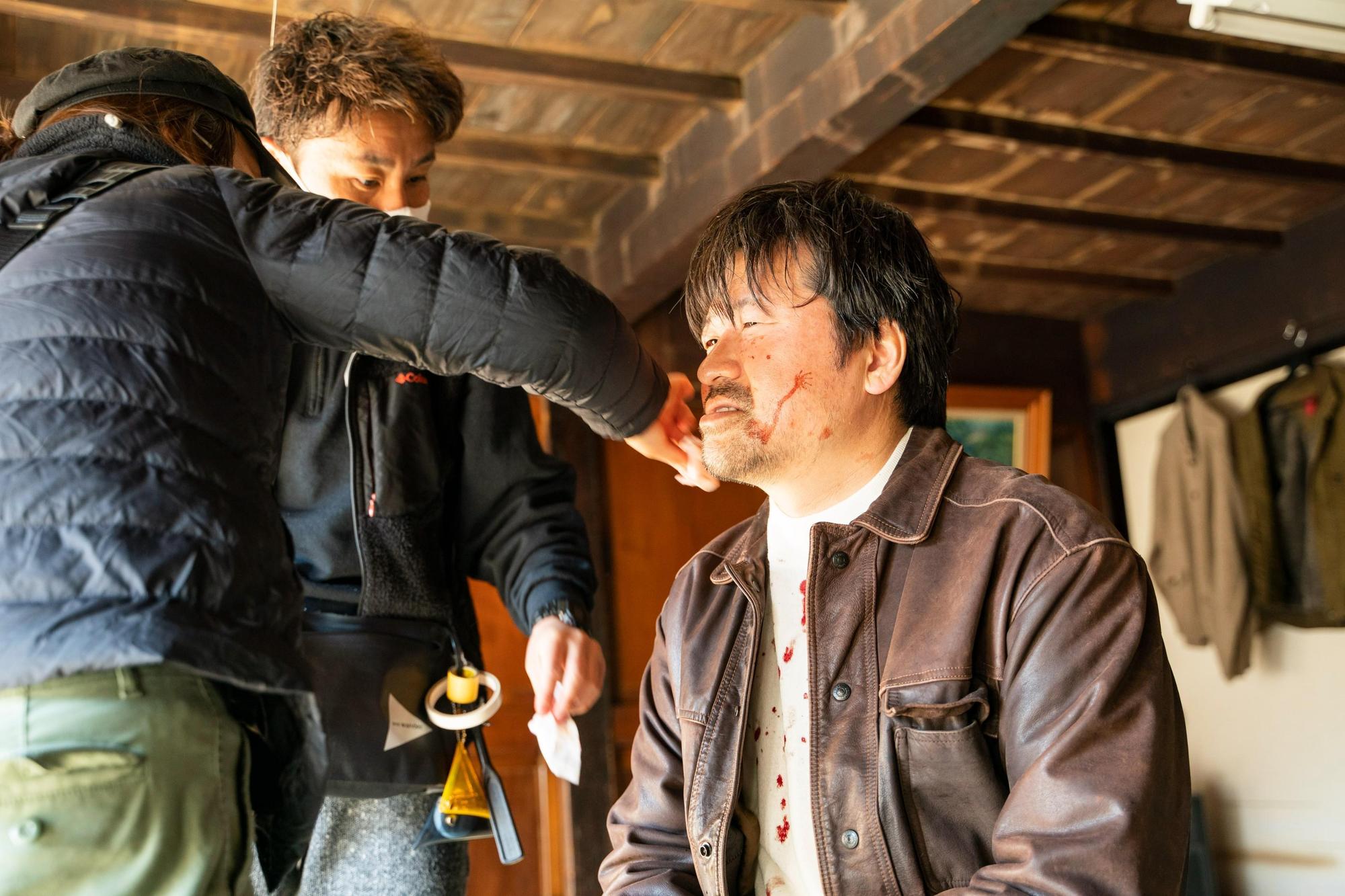 佐藤二朗在片山慎三導演新作《尋人啟弒》擔任男主角，受訪透露片山慢工出細活的堅持常讓他拍到暈頭轉向。（光年映畫提供）