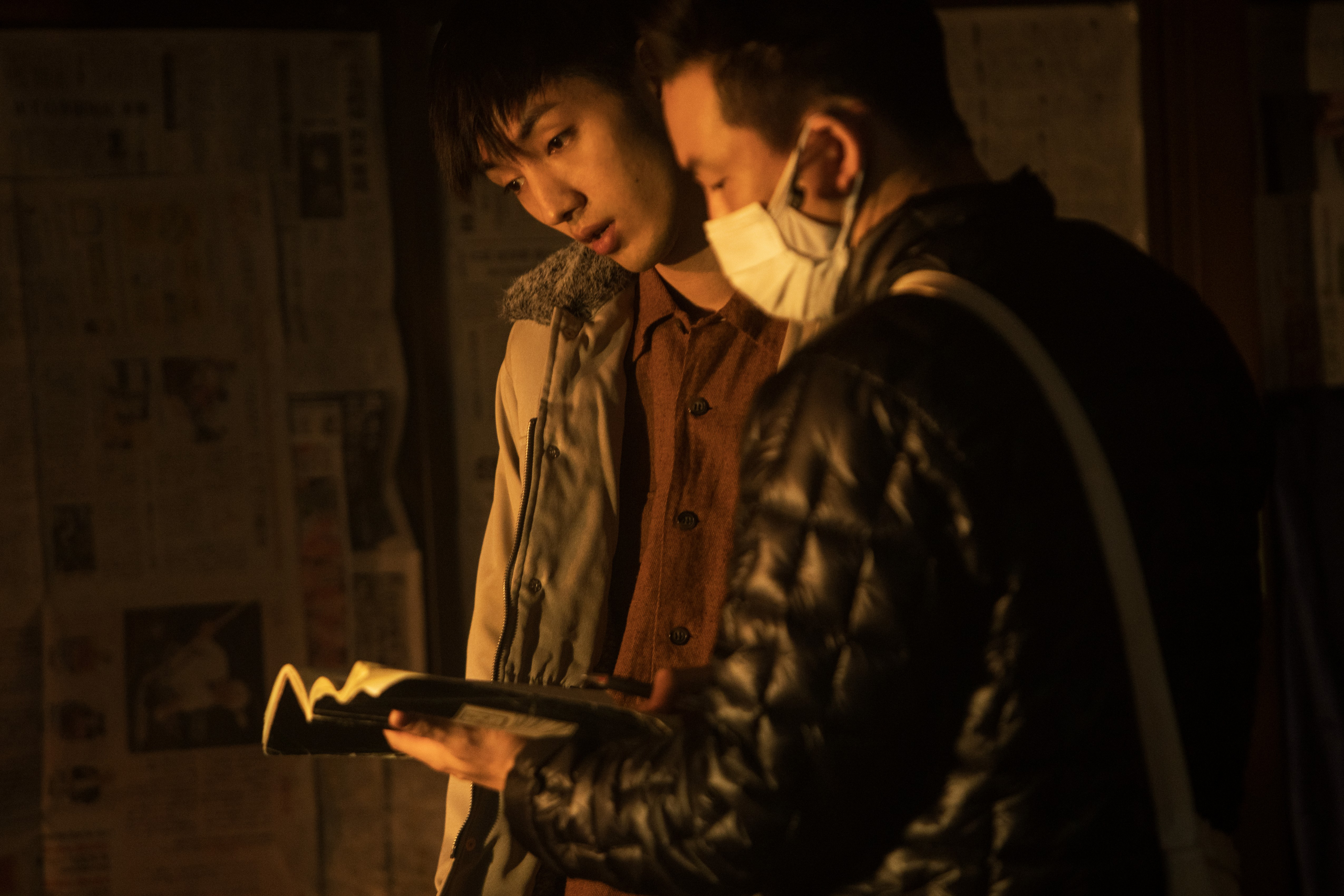 片山慎三導演(右)與清水慎也在片場也積極溝通,希望他能把殺人魔演得更自然且像一般人。(光年映畫提供)