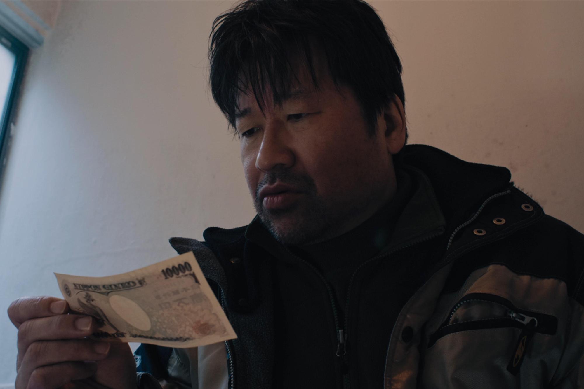 佐藤二朗在片中擺脫過去的幽默搞笑形象,化身平凡的大叔為通緝犯尋賞金鬧失蹤。(光年映畫提供)