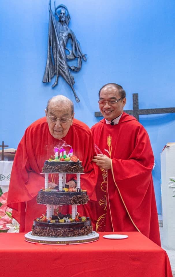賴甘霖（左）在古亭耶穌聖心堂慶祝104歲生日。（翻攝古亭耶穌聖心堂臉書）