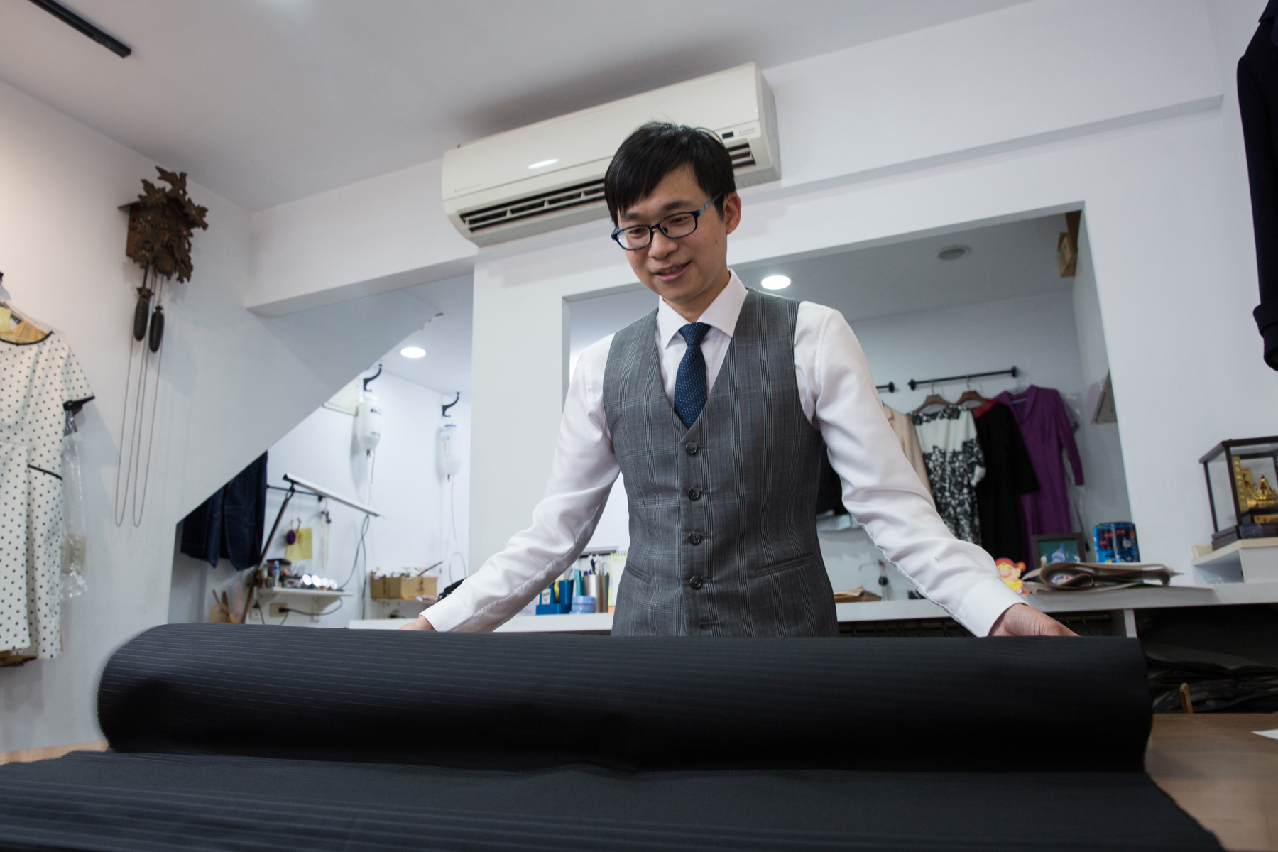 呂紹白喜歡手作，國中畢業就希望接手家裡的西服老店，父親卻一度因為行業太過辛苦反對他接班。