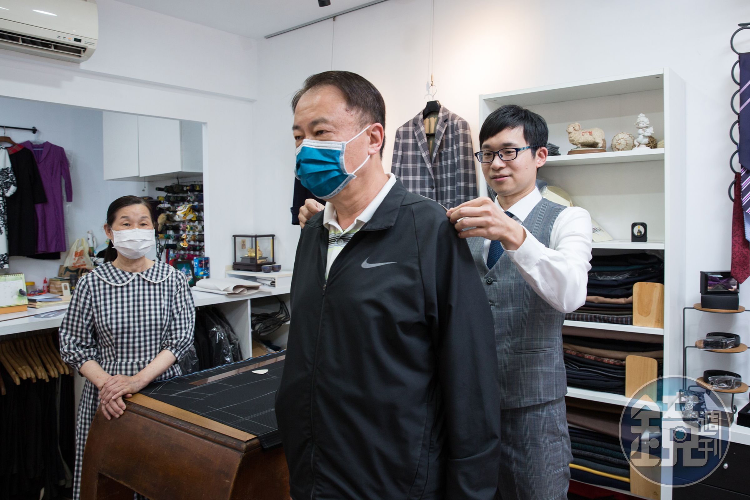 男裝社西服號許多老客人與陳月霞（左）都已成為朋友，呂紹白（右）接班後，依然相挺。