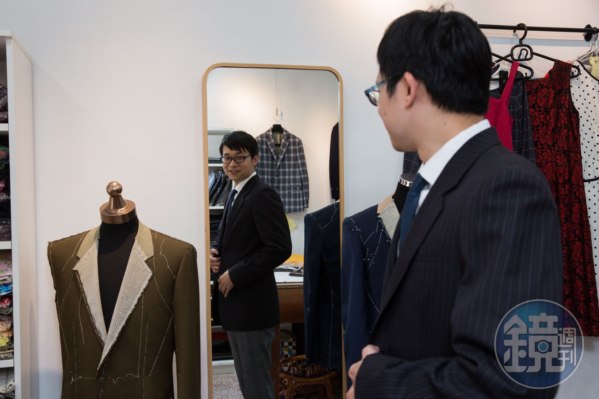 呂紹白退伍後，父親親手做了1套西服送他，現在他仍掛在店裡留作紀念。