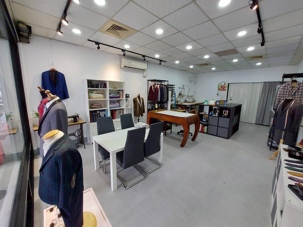 呂紹白將父親留給他的錢拿來整修,店面乾淨明亮。(呂紹白提供)