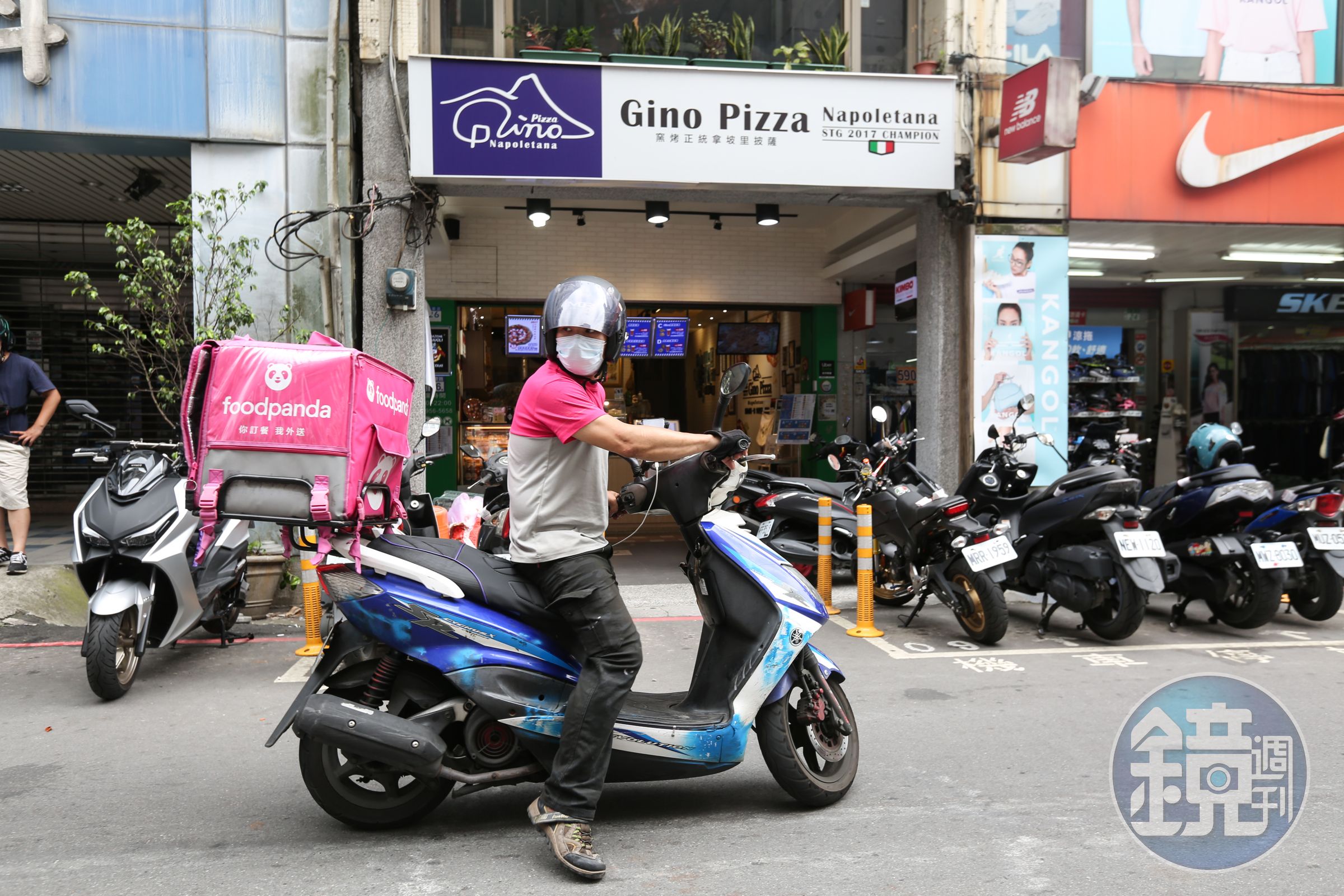 外送員經常騎車卻找不到停車位短暫停放，北市規劃的限停15分鐘停車格盼解決類似情況同時減少違規情形。（示意圖，本刊資料照）