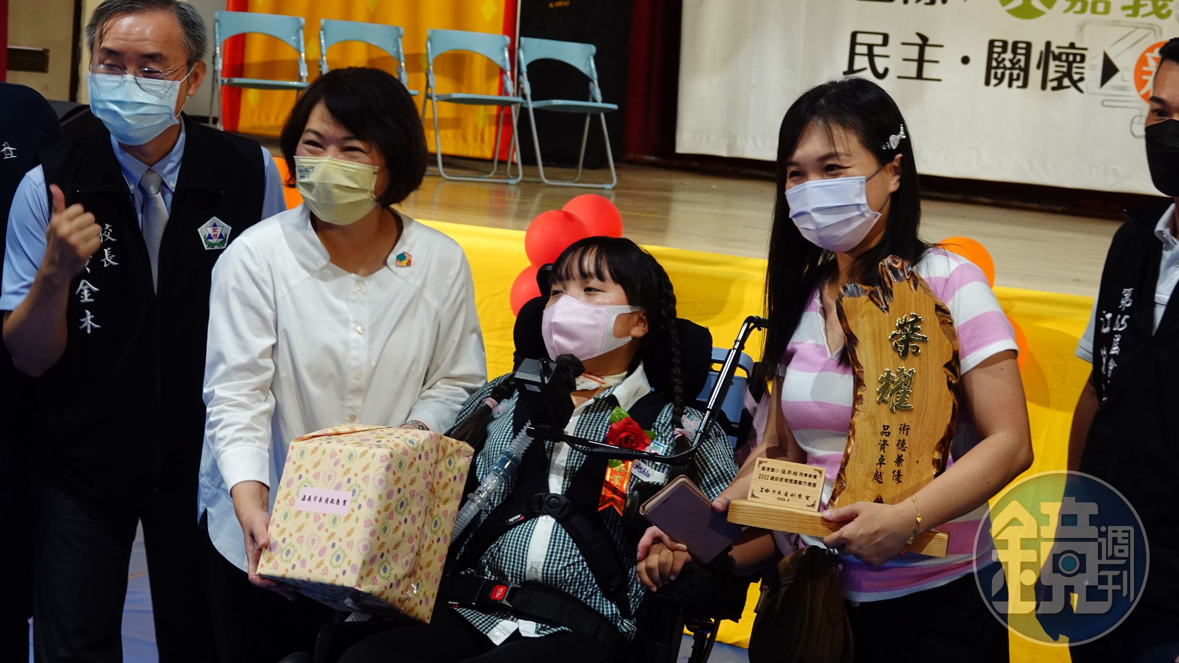 黃敏惠（左）今天特別勉勵珣珣（中）好學上進、永不放棄的精神令人敬佩，珣媽（右）也特別感謝市府、學校這6年來的幫忙。（讀者提供）