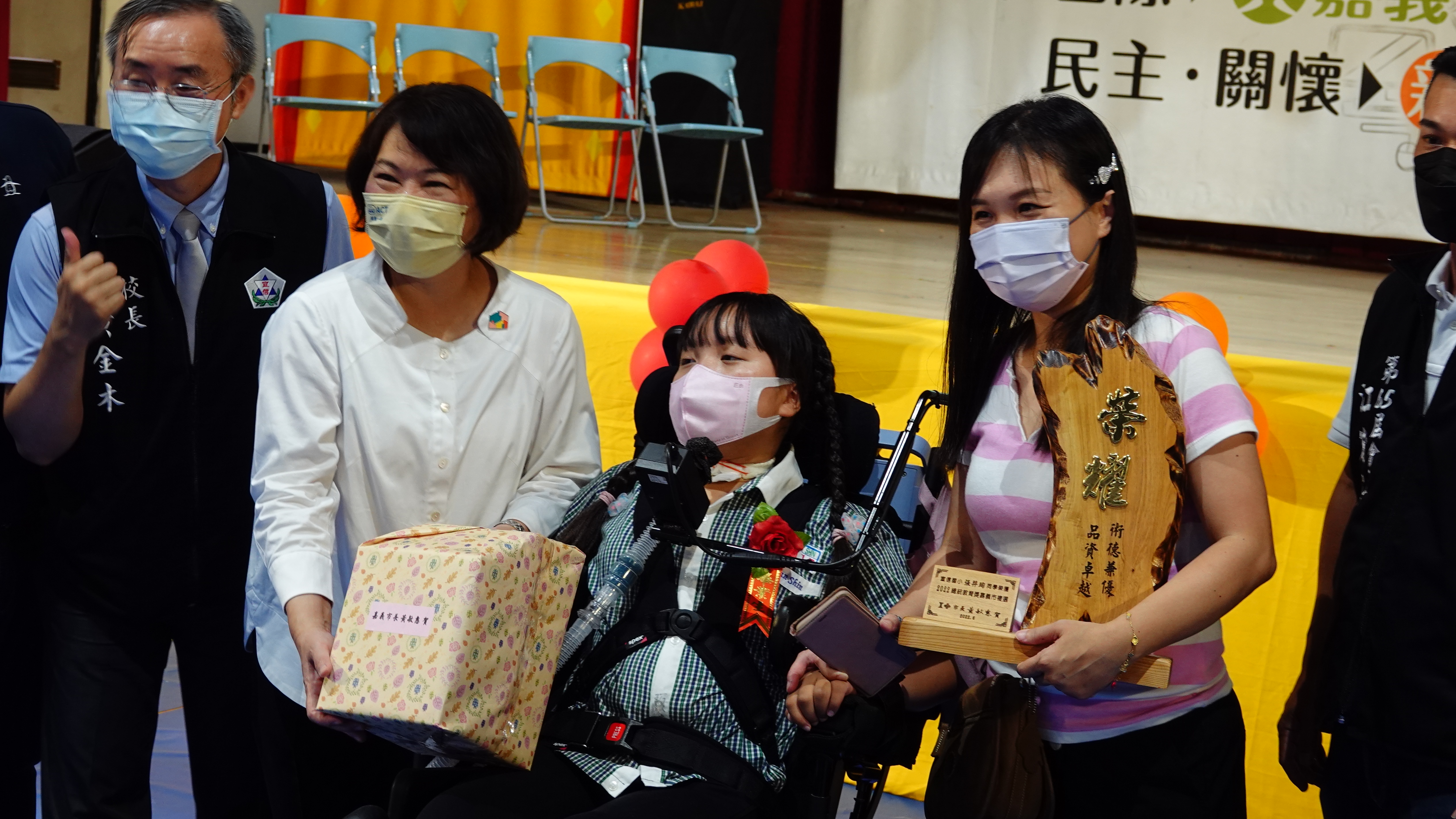 黃敏惠（左）今天特別勉勵珣珣（中）好學上進、永不放棄的精神令人敬佩，珣媽（右）也特別感謝市府、學校這6年來的幫忙。（讀者提供）