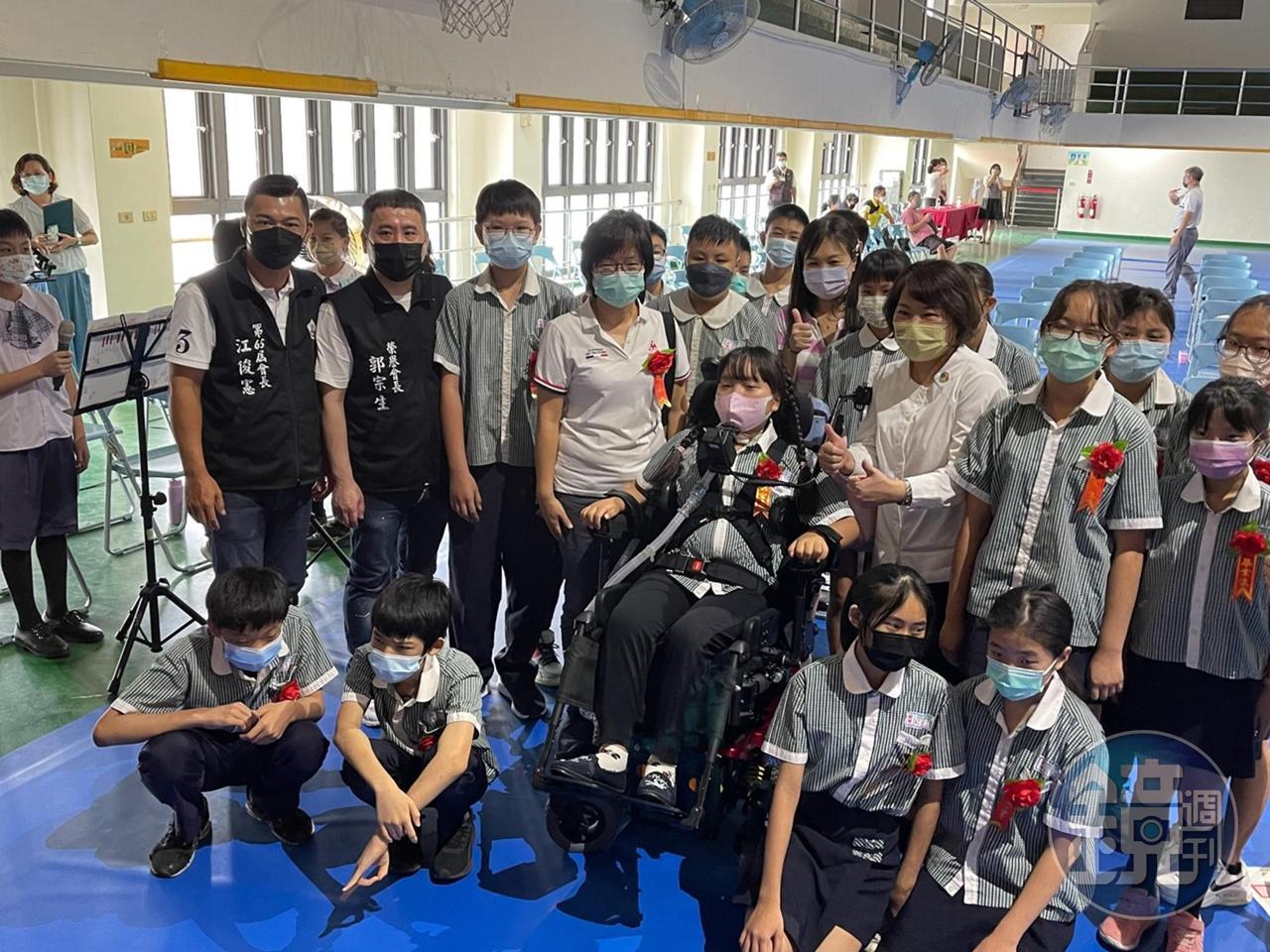 珣珣與同班同學大合照。（讀者提供）