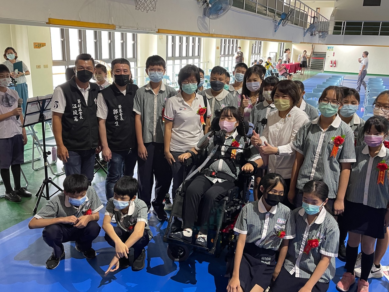 珣珣與同班同學大合照。(讀者提供)
