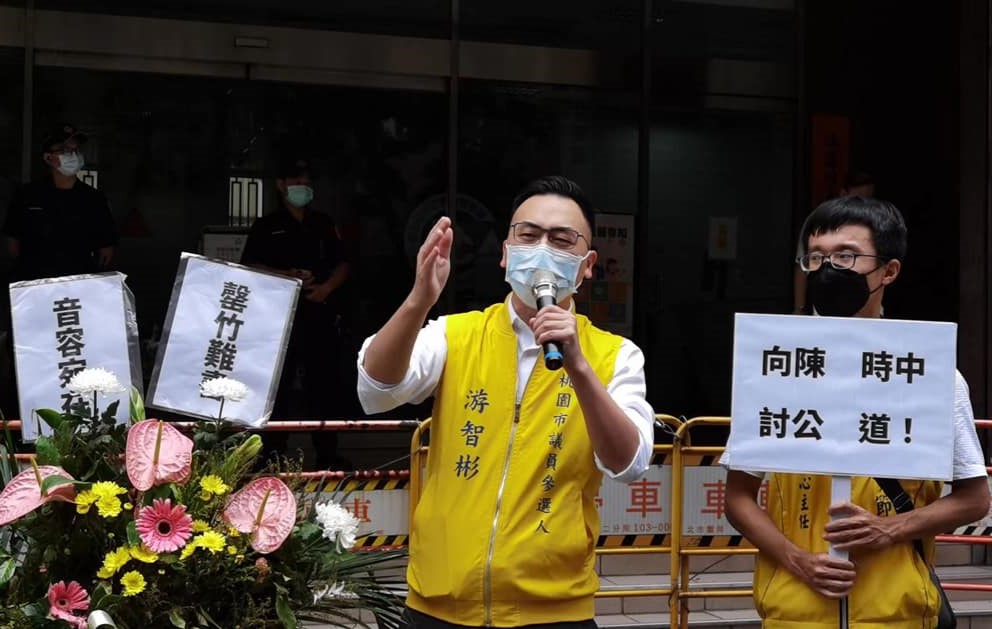 衛福部長陳時中確診，卻讓新黨議員參選人見獵心喜，竟送花籃到指揮中心。（翻攝自新黨臉書）