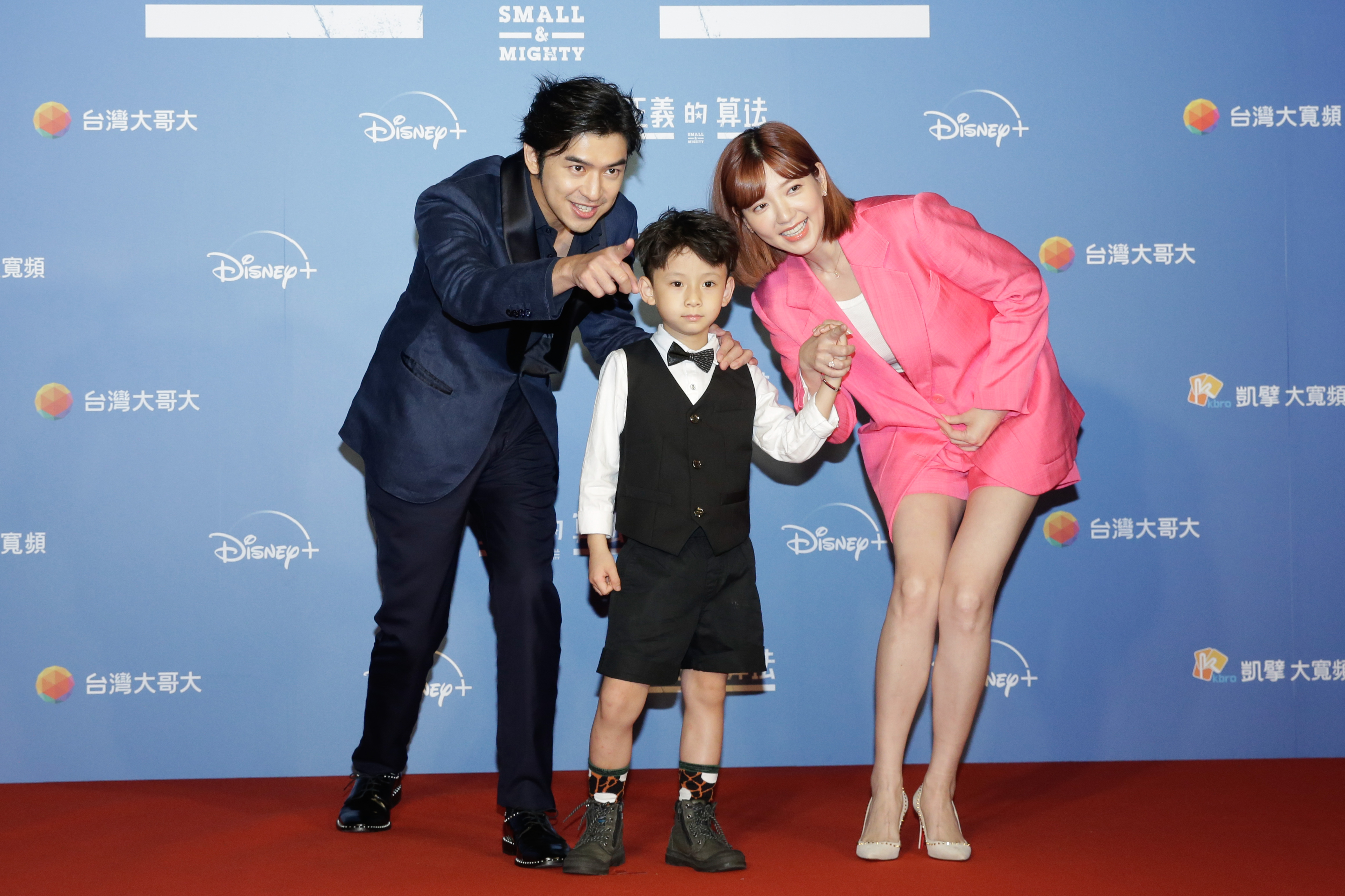 陳柏霖、郭雪芙和劇中飾演陳柏霖兒子的童星林格宇互動逗趣。