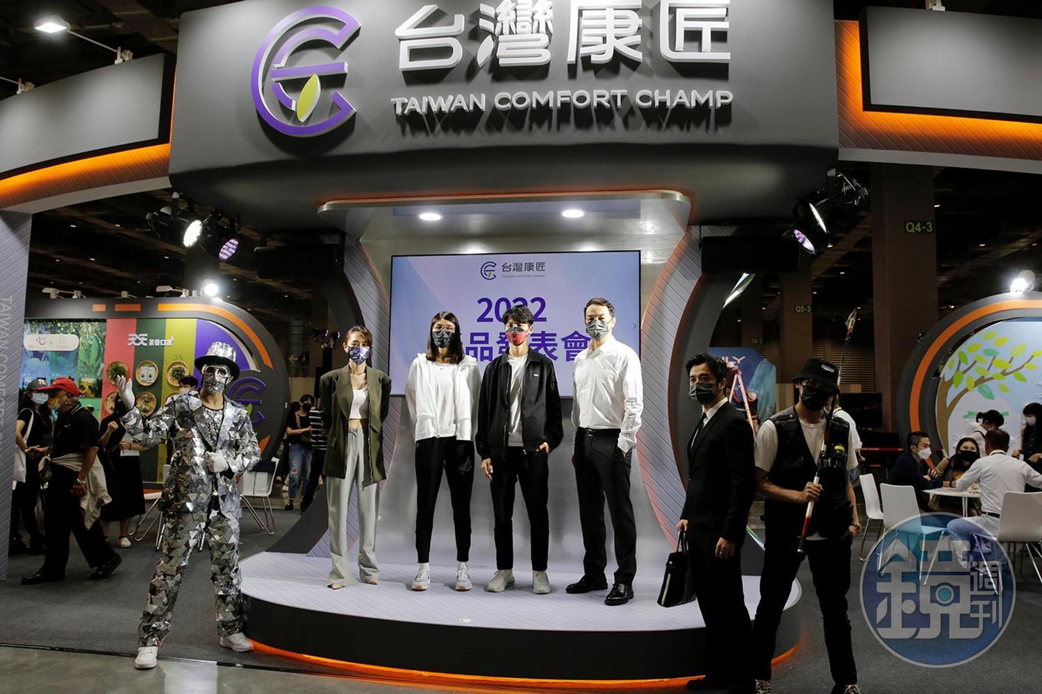 台灣康匠新品記者會找來閃靈主唱Doris(左起)、拳擊國手黃筱雯、拳擊國手林郁婷與全聯先生邱彥翔站台與展示。