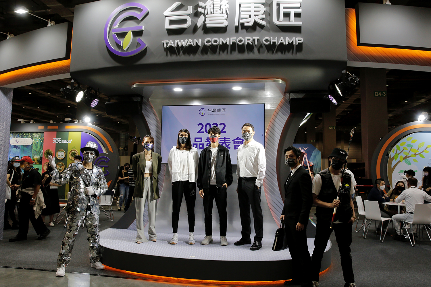 台灣康匠新品記者會找來閃靈主唱Doris（左起）、拳擊國手黃筱雯、拳擊國手林郁婷與全聯先生邱彥翔站台與展示。