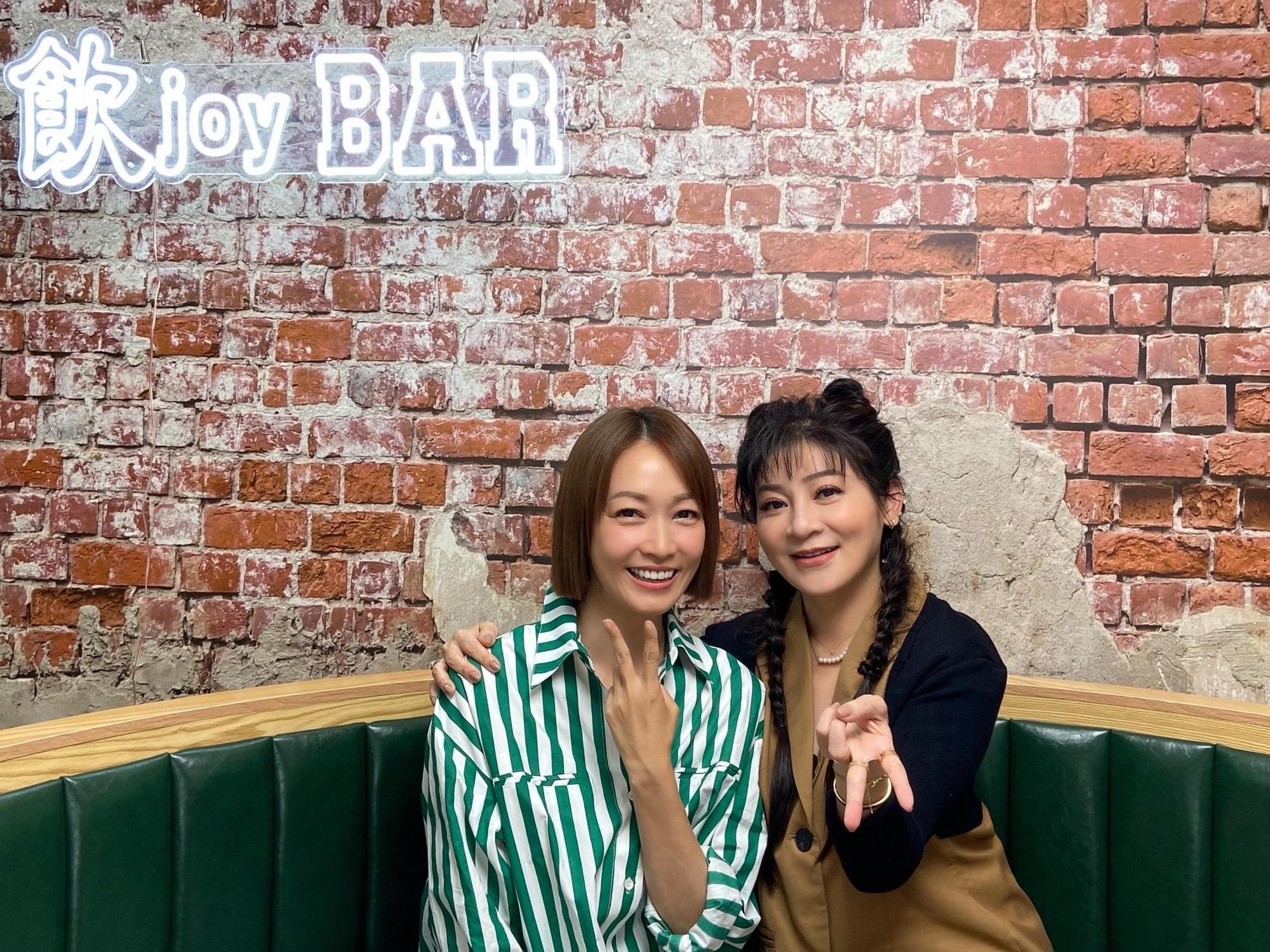 潘慧如(左)邀王彩樺上網路頻道節目。(球狀星團提供)