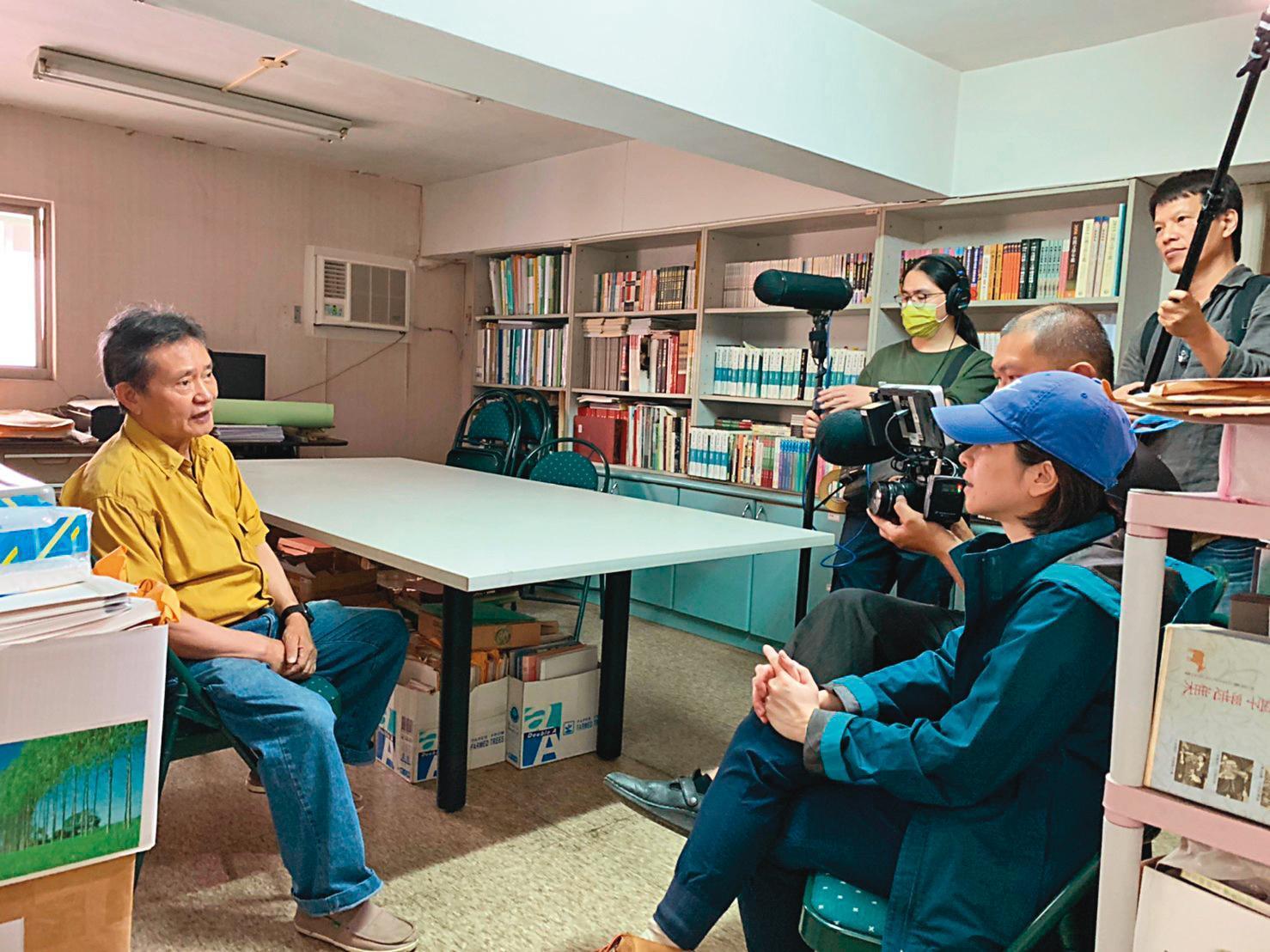 監製林靖傑(右1)與導演許卉林(前右)在《文學台灣》編輯室訪問詩人陳坤崙(左1)。(茂樹電影提供)