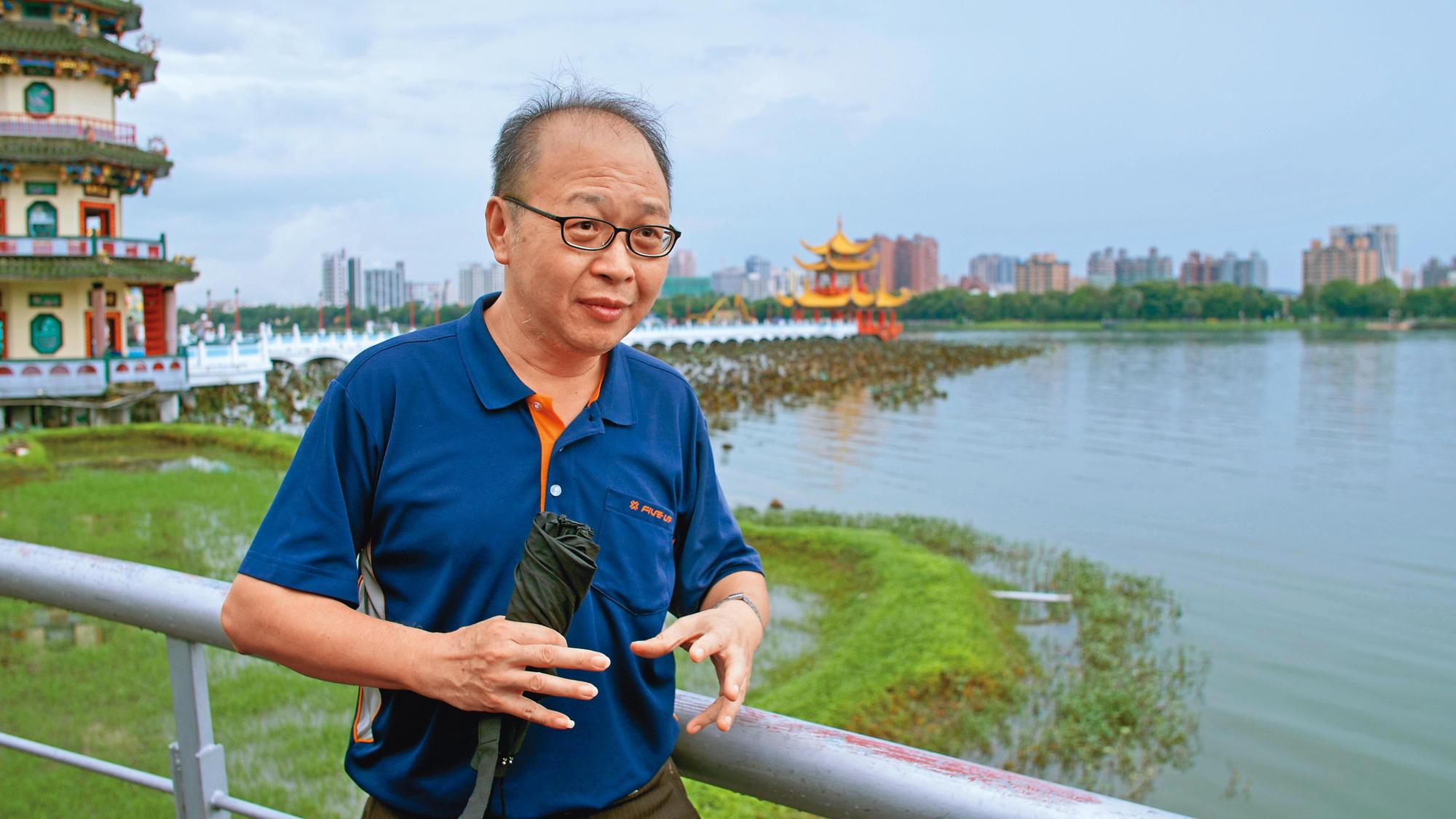 葉石濤之子葉松齡在高雄蓮池潭回憶父親當年與他的互動。(茂樹電影提供)