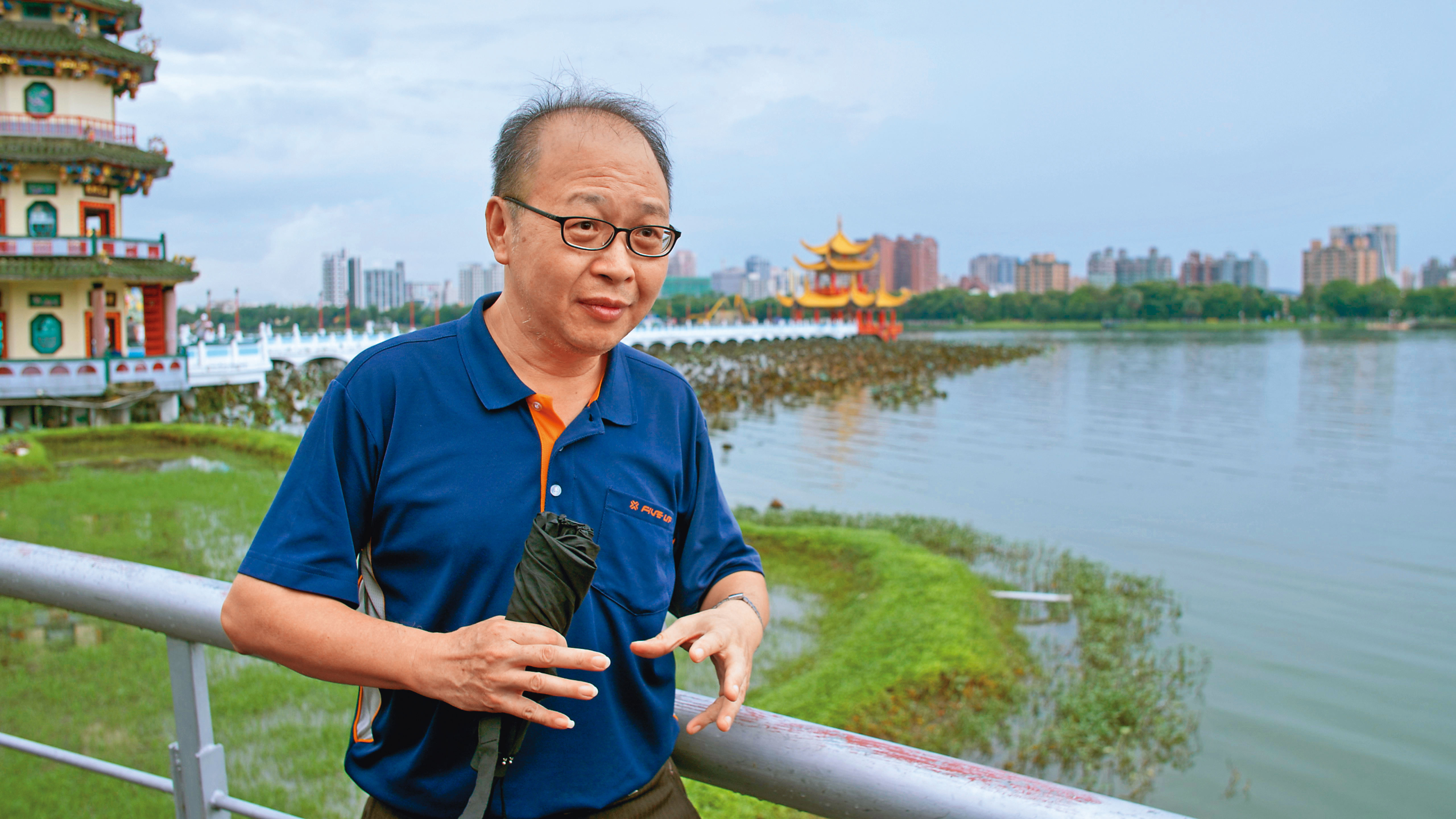 葉石濤之子葉松齡在高雄蓮池潭回憶父親當年與他的互動。（茂樹電影提供）