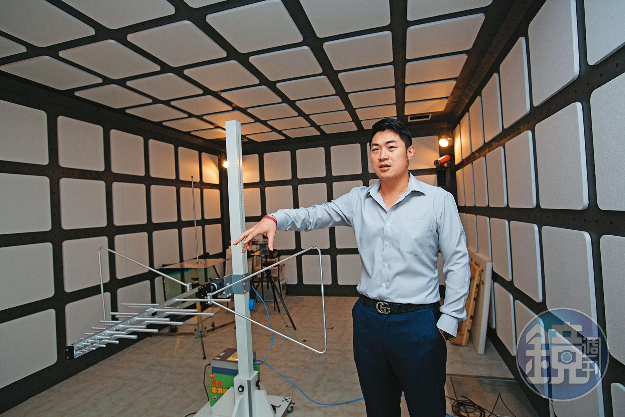 汽車電腦會受電子設備電磁波干擾，政府規定要做測試，林傳凱直接在辦公室內蓋了一間實驗室，研發過程可以先找出問題除錯。