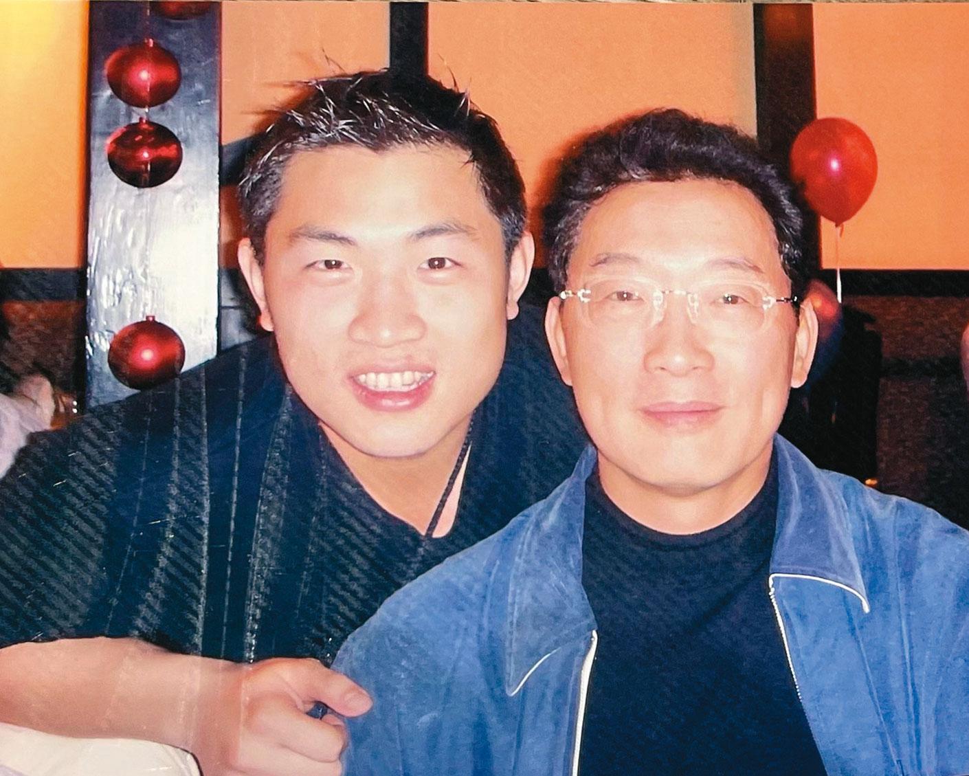 林傳凱（左）的父親（右）是大同第3代、曾任華映董事長的林鎮源，父子感情非常好，兒子創業路上，林鎮源給他很多建議。（林傳凱提供）